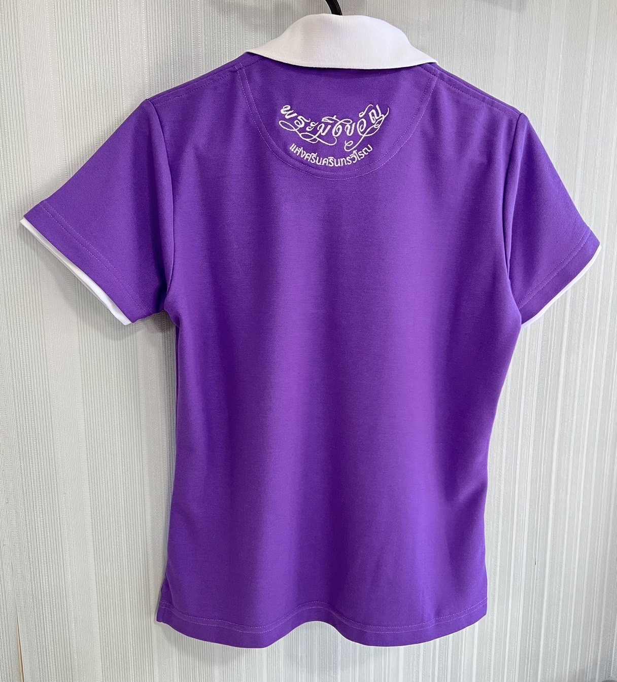 Polo Shirt TC Micro สีม่วง ปกสีขาว ผู้หญิง ตราสัญลักษณ์ ๖๐ พรรษา สมเด็จพระกนิษฐาธิราชเจ้า กรมสมเด็จพระเทพรัตนราชสุดาฯ สยามบรมราชกุมารี