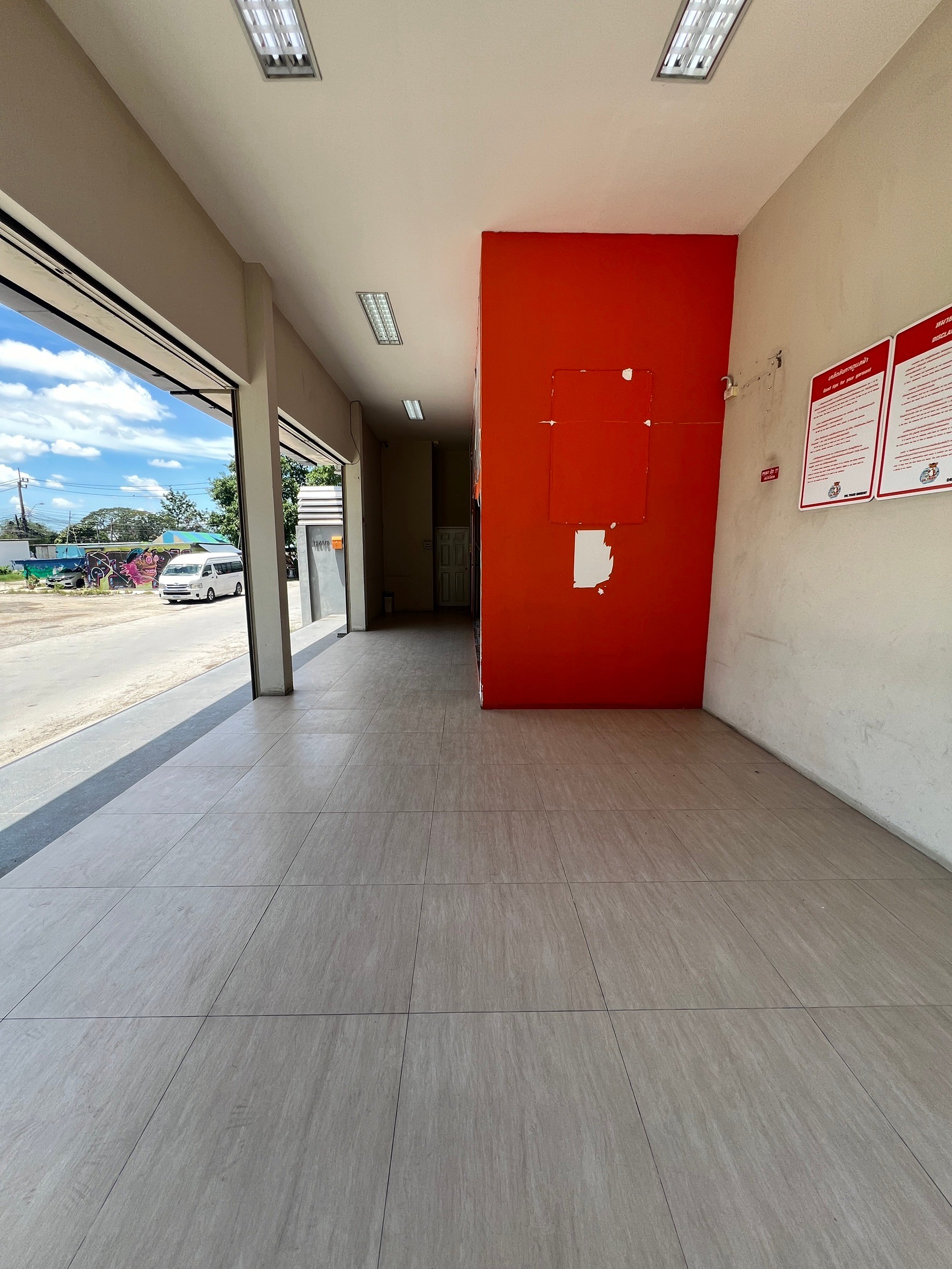 ให้เช่าอาคารพาณิชย์ ริมถนนเอกชัย ปากซอยเอกชัย109 (รหัสทรัพย์ B12615ห้อง1)