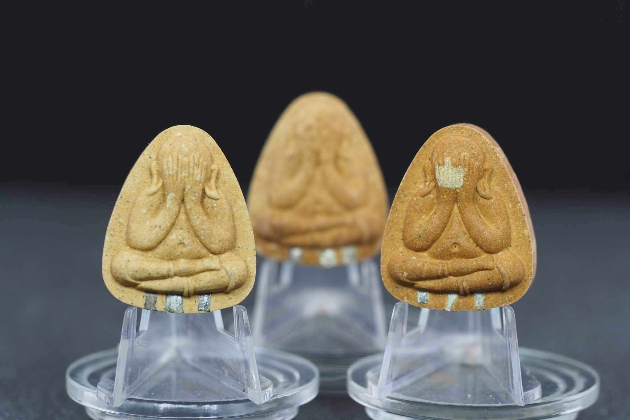 พระปิดตาพิมพ์ปลดหนี้หลวงปู่โต๊ะ เนื้อเกสรฝังตะกรุดเงินแท้ 3 ดอก หลังยันต์ตรี รุ่นสร้างโบสถ์วัดบ้านอ้อ