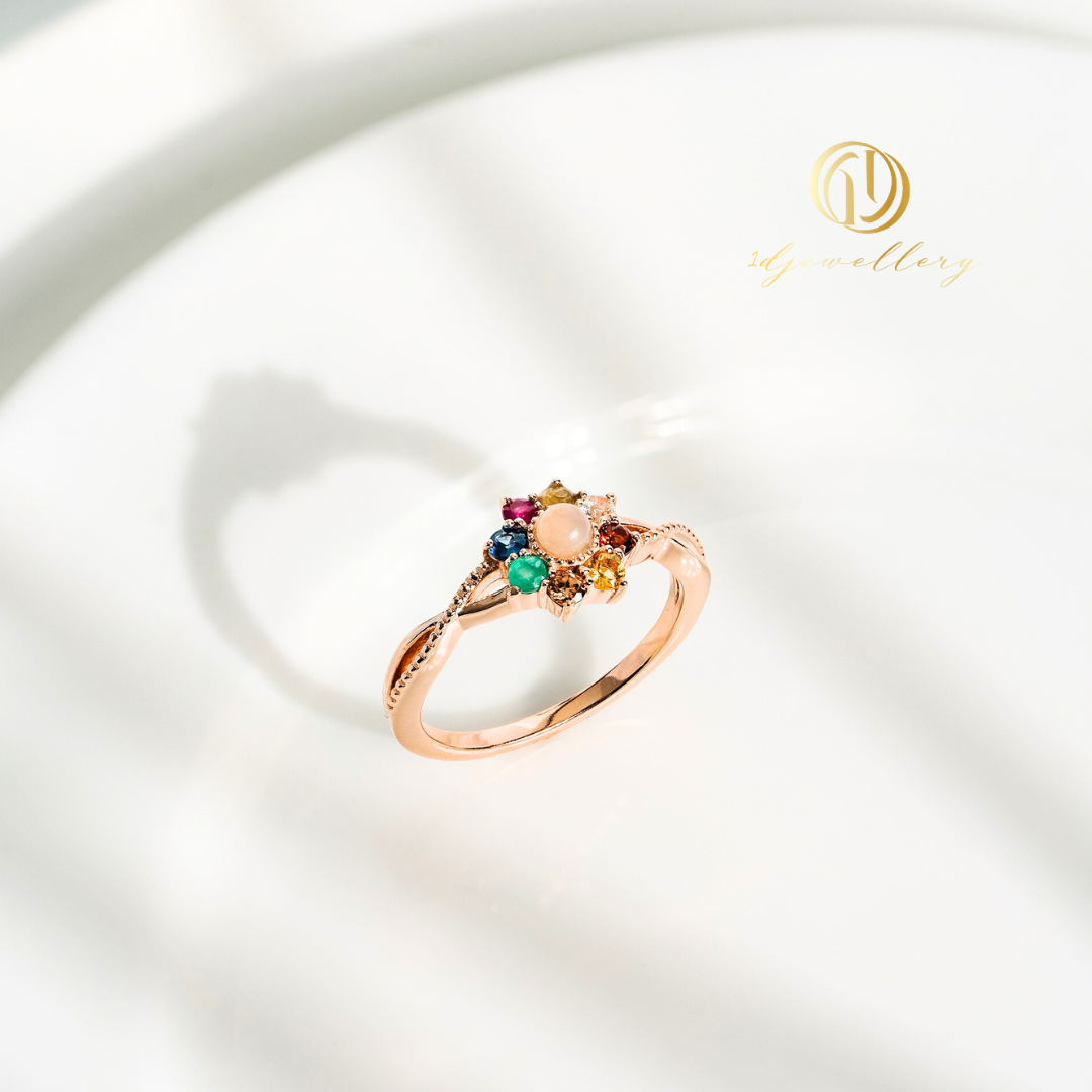 สายมูต้องมี! [ราคาพิเศษทุกวง!] 1D Jewellery แหวนเงินแท้ 925 ชุบโรเดียม นพเก้า (Nine Lucky Gems) - Circle Flower วงเดียวจบเสริมครบทุกด้าน เฮงๆ รวยๆ ดีไซน์สวย ทันสมัย