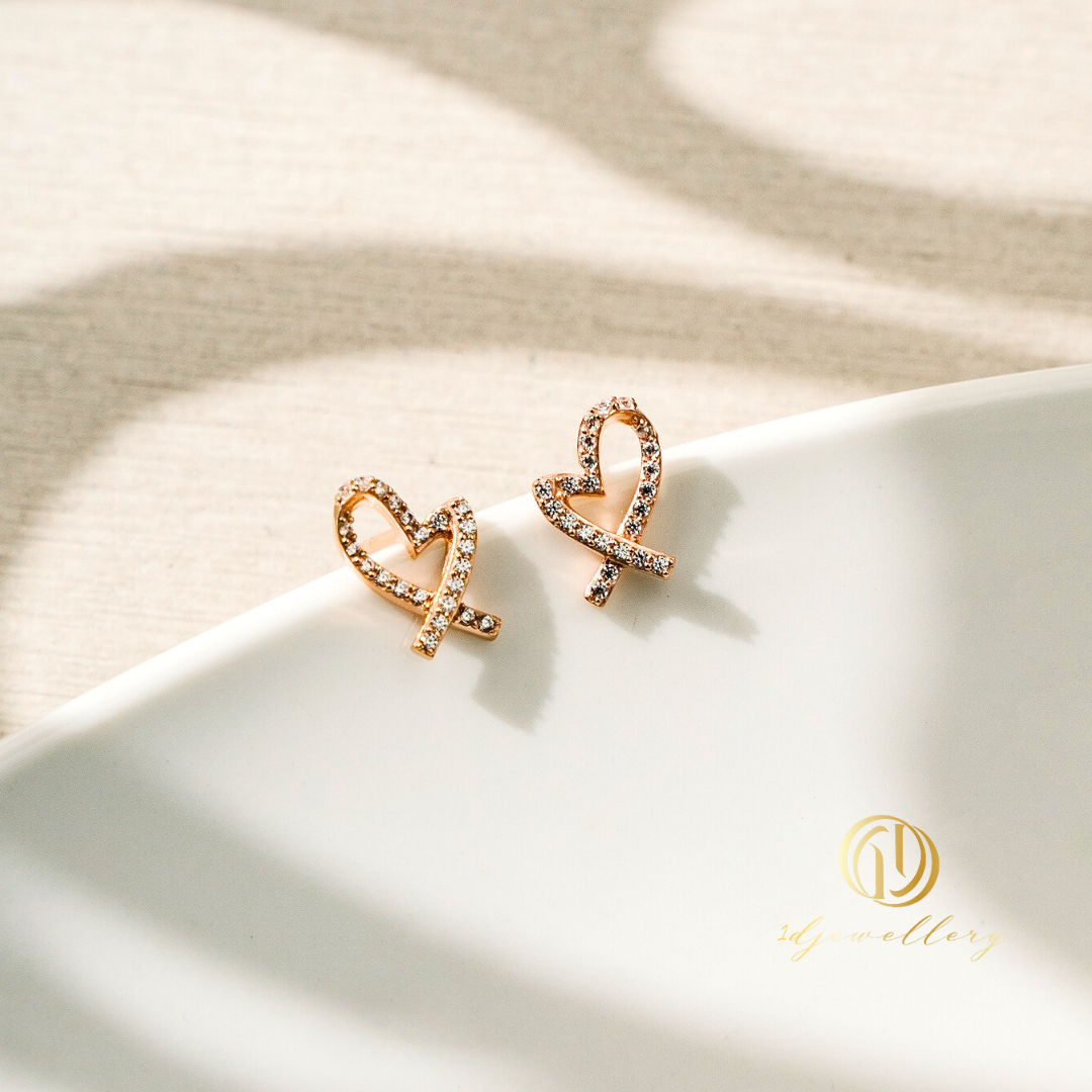 1D Jewellery ต่างหูเงินแท้ 925 ชุบโรเดียม 💖✨ หัวใจสุดเก๋ ฝัง White CZ ✨💖 ดีไซน์รูปหัวใจ เสริมลุคเรียบหรู ดูดีมีสไตล์ ที่แฝงความอ่อนหวานและความหมายแห่งความรัก