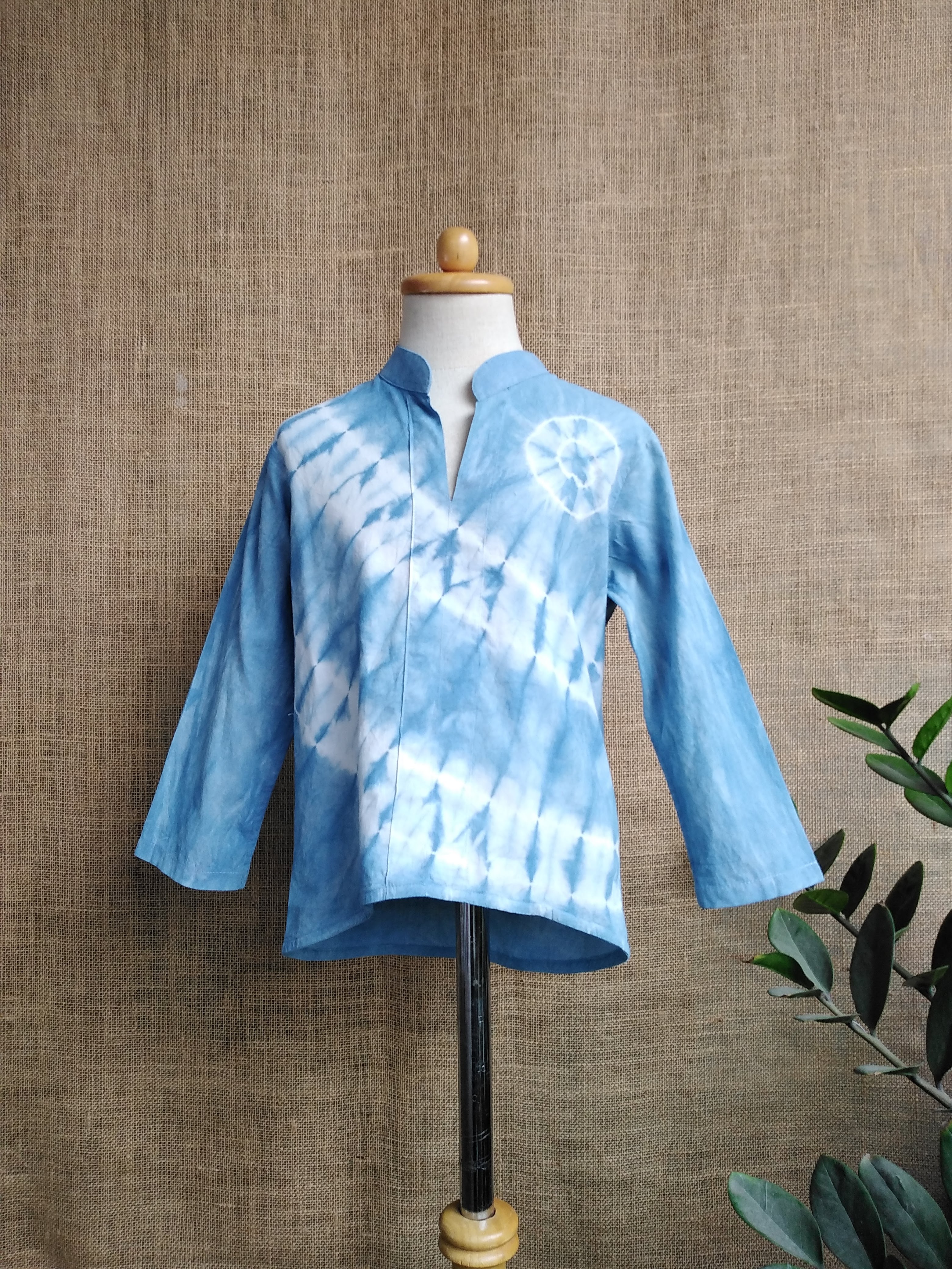 เสื้อคอจีนผ้าลินินเด็กชาย มัดย้อมสีธรรมชาติ