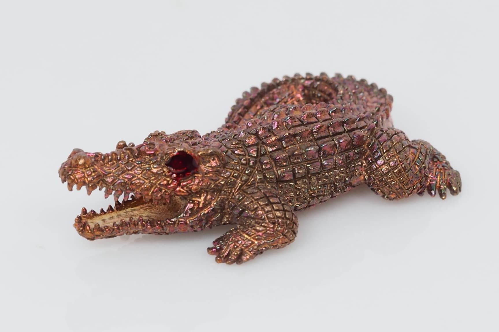 จระเข้เรียกทรัพย์ รุ่นเงินกองทองมา ขนาดใหญ่ 4 ซม.เนื้อโลหะผิวรุ้ง หลวงพ่อเงิน วัดบ้านอ้อ จ.นครราชสีมา