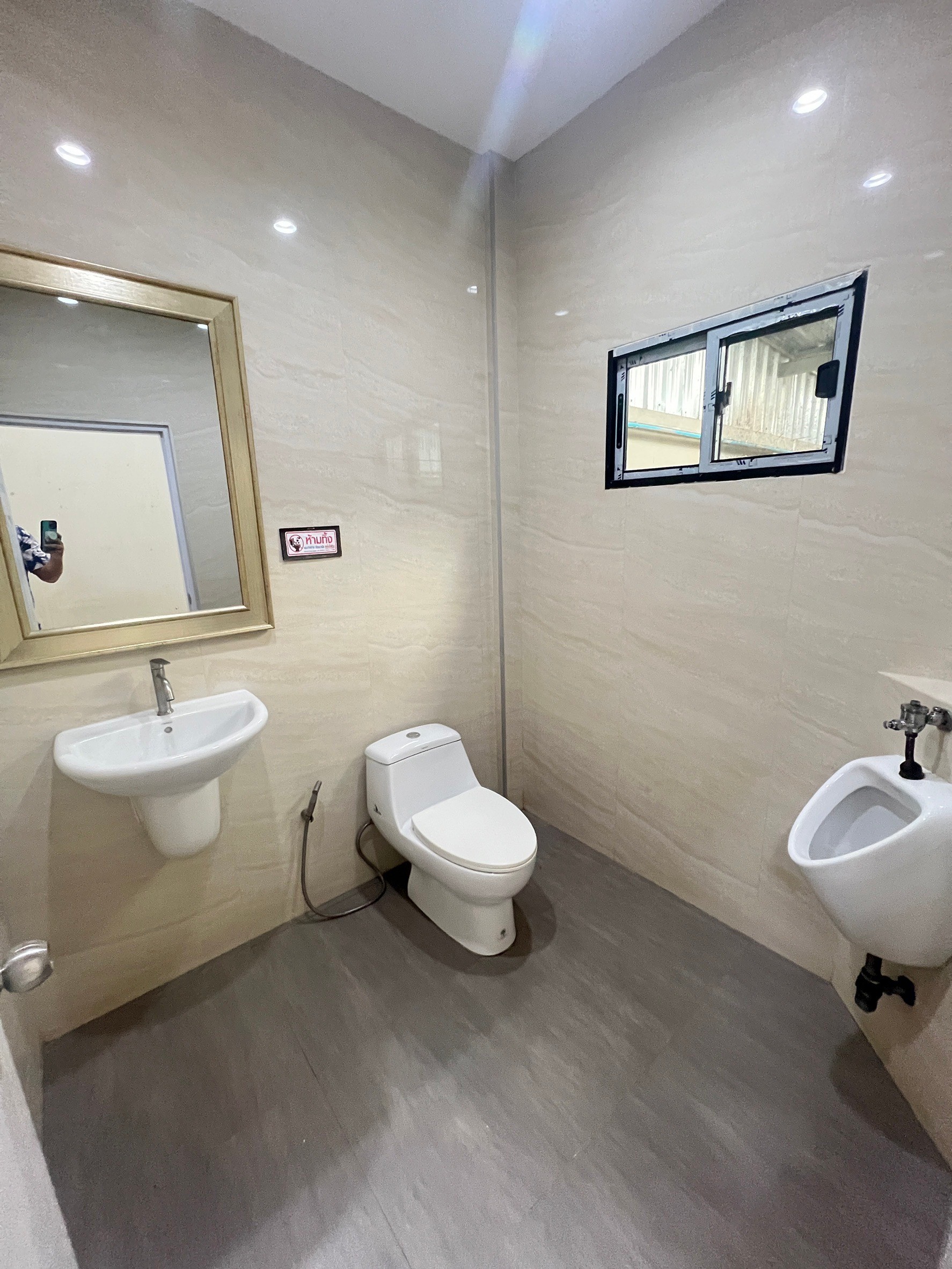 ให้เช่าอาคารพาณิชย์ ริมถนนเอกชัย ปากซอยเอกชัย109 (รหัสทรัพย์ B12615ห้อง2)