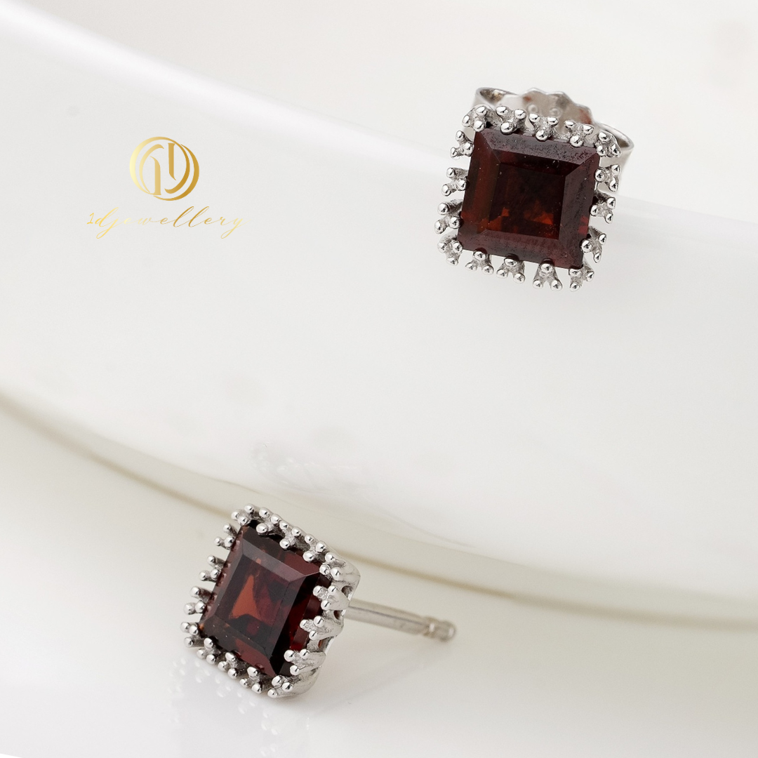 1D Jewellery ต่างหูเงินแท้ 925 ชุบโรเดียม ฝังเพชรสวิส(CZ) ✨ ทรงสี่เหลี่ยมคลาสสิก ฝังพลอยการ์เนต ✨ ความงดงามที่คลาสสิกและทรงพลัง เพิ่มลุคให้คุณดูสง่างาม ส่วนพลอย Garnet เสริมเรื่องความรัก ความหลงใหล และความโชคดี เสริมพลังบวกให้หัวใจอบอุ