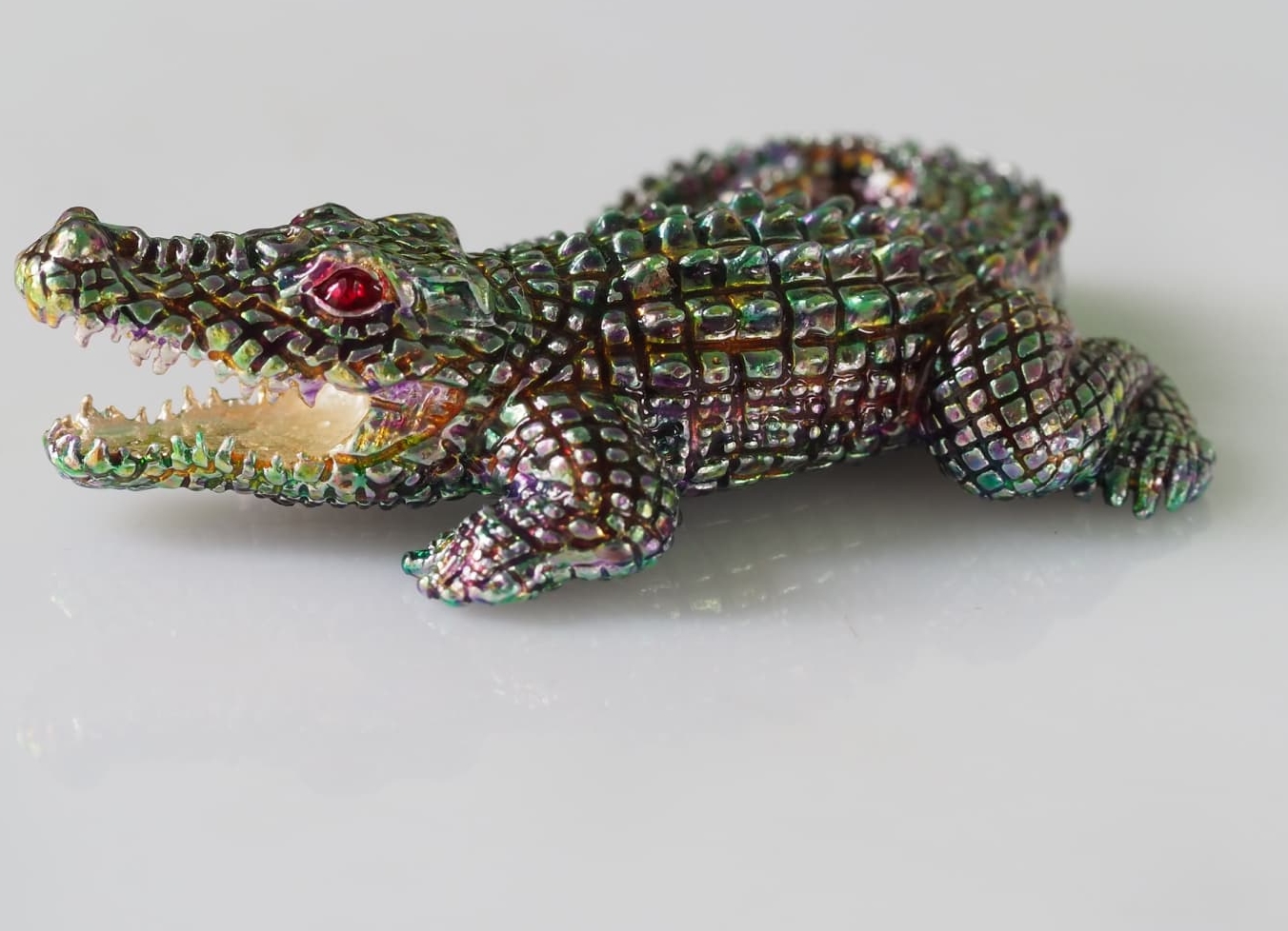 จระเข้เรียกทรัพย์ รุ่นเงินกองทองมา ขนาดเล็ก 2.5 ซม.เนื้อโลหะกะไหล่เงิน ลงยาสีเขียวประกายรุ้ง หลวงพ่อเงิน วัดบ้านอ้อ จ.นครราชสีมา