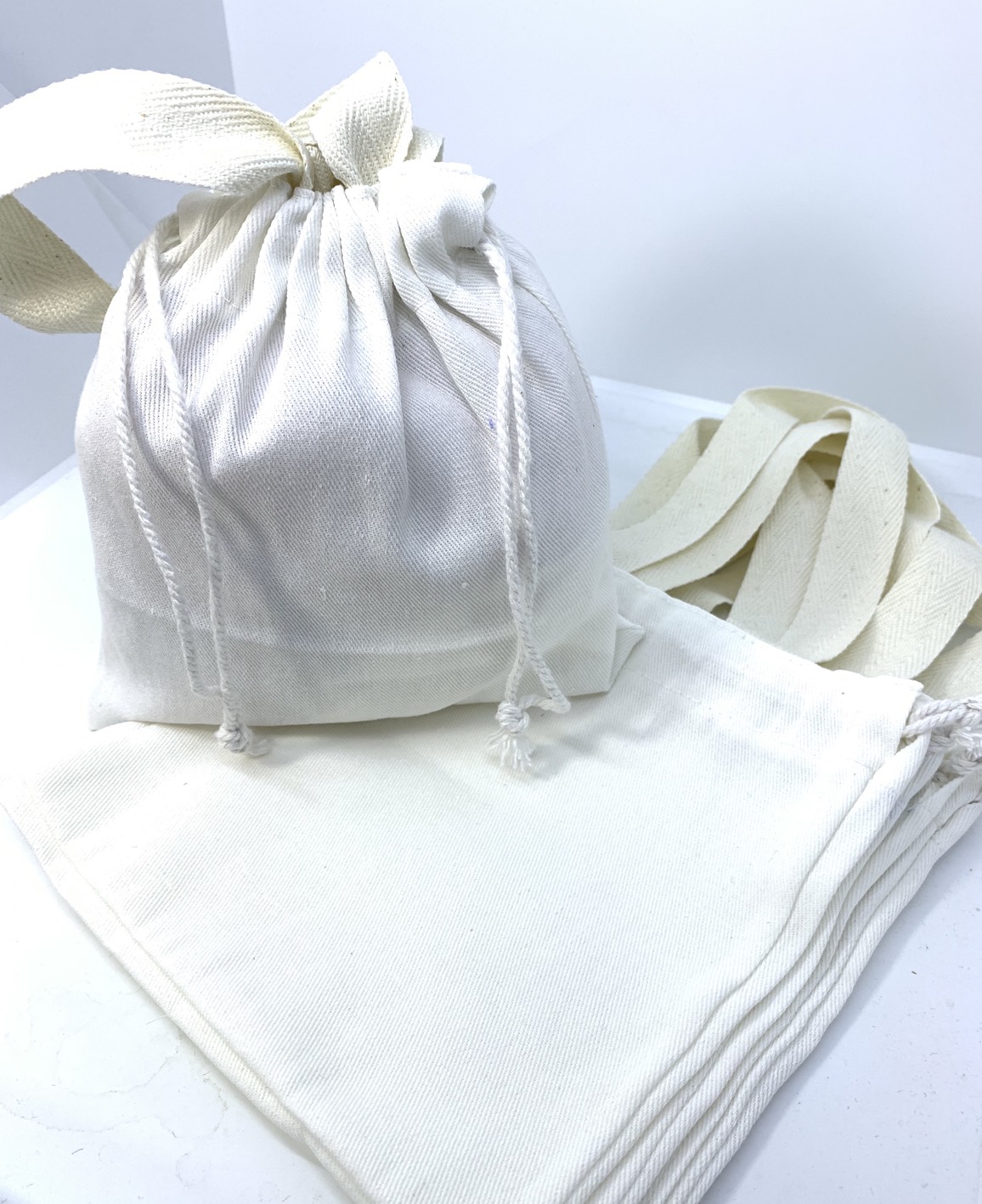 ถุงผ้าดิบลายสองรูดหิ้ว ขนาด 8*8นิ้ว (งานผลิตตามออเดอร์ ขั้นต่ำในการผลิต 300 ใบ)