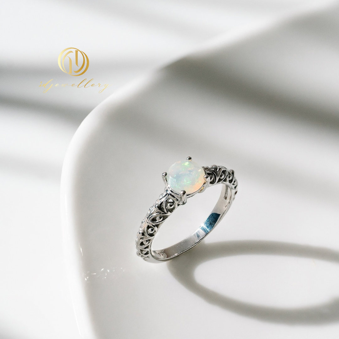 1D Jewellery แหวนเงินแท้ 925 พลอยแท้ ชุบโรเดียม ฝังเพชรสวิส(CZ) โอปอลแท้ 🌈 Ethiopian Opal with CZ 🌈 ทรงวงรี เสน่ห์แห่งความมหัศจรรย์ที่สะท้อนแสงรุ้งในทุกมุมมอง ✨ Ethiopian Opal ตัวแทนแห่งความคิดสร้างสรรค์ ความหวัง และพลังบวก ให้คุณส่