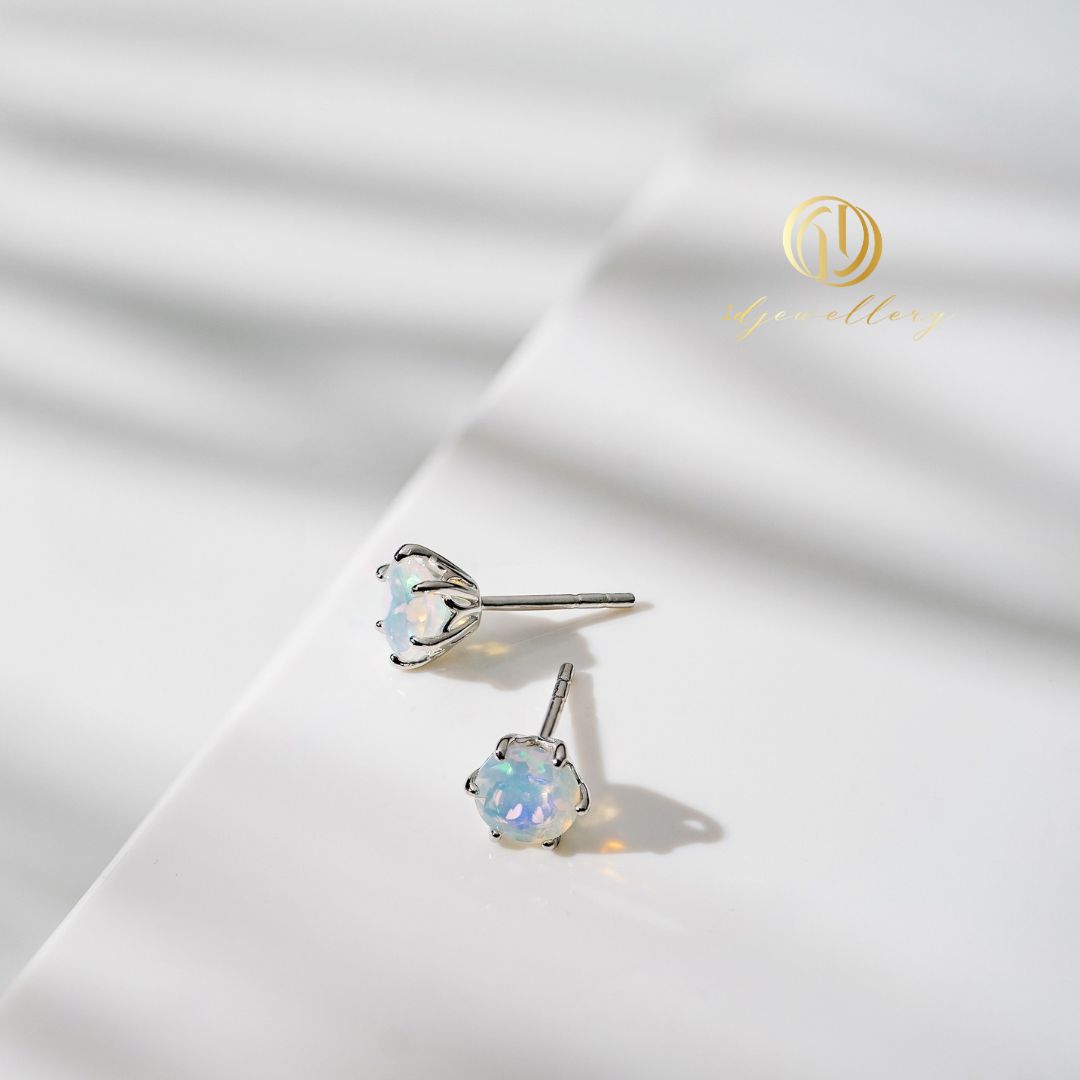 1D Jewellery ต่างหูเงินแท้ 925 ชุบโรเดียม ฝังเพชรสวิส(CZ) Ethiopian Opal (โอปอลเอธิโอเปีย) Round Stud Earrings ความหวังและโชคลาภ ความรักและความโรแมนติก ความโรแมนติก ความคิดสร้างสรรค์ และจินตนาการ