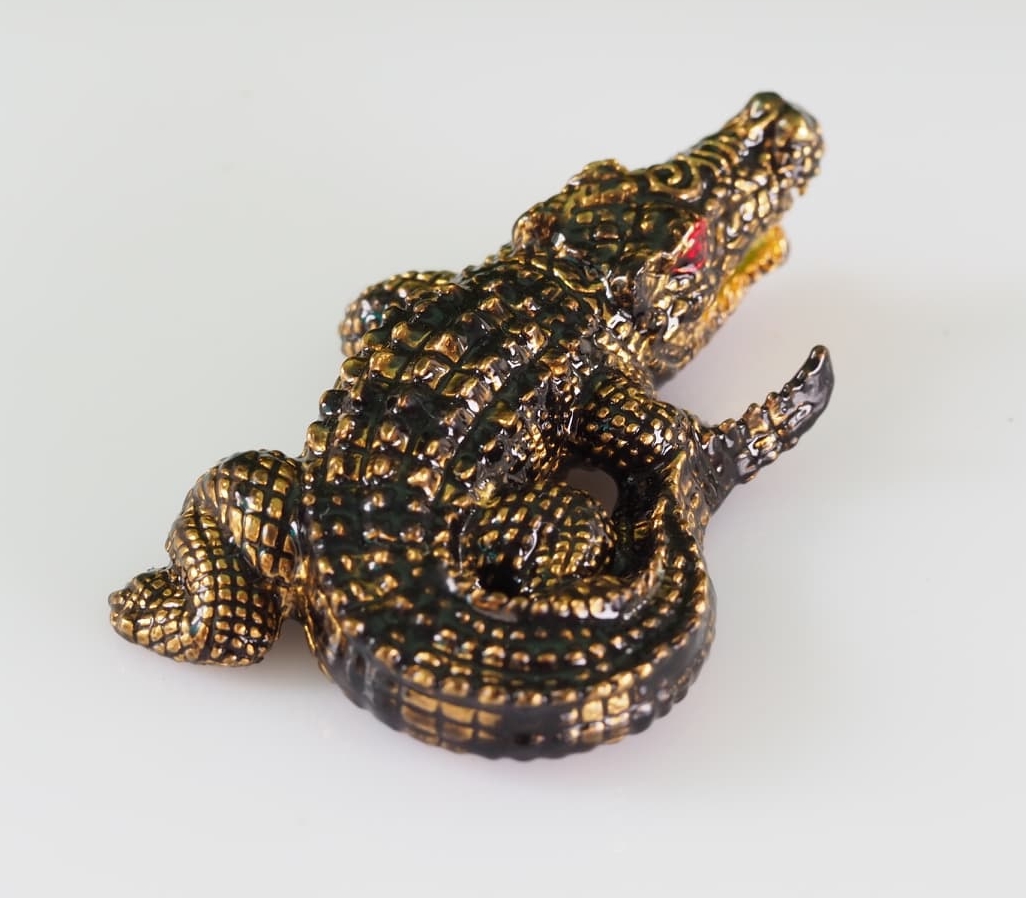 จระเข้เรียกทรัพย์ รุ่นเงินกองทองมา ขนาดใหญ่ 4 ซม.เนื้อโลหะกะไหล่ทอง ลงยาสีน้ำตาลลายดำ หลวงพ่อเงิน วัดบ้านอ้อ จ.นครราชสีมา