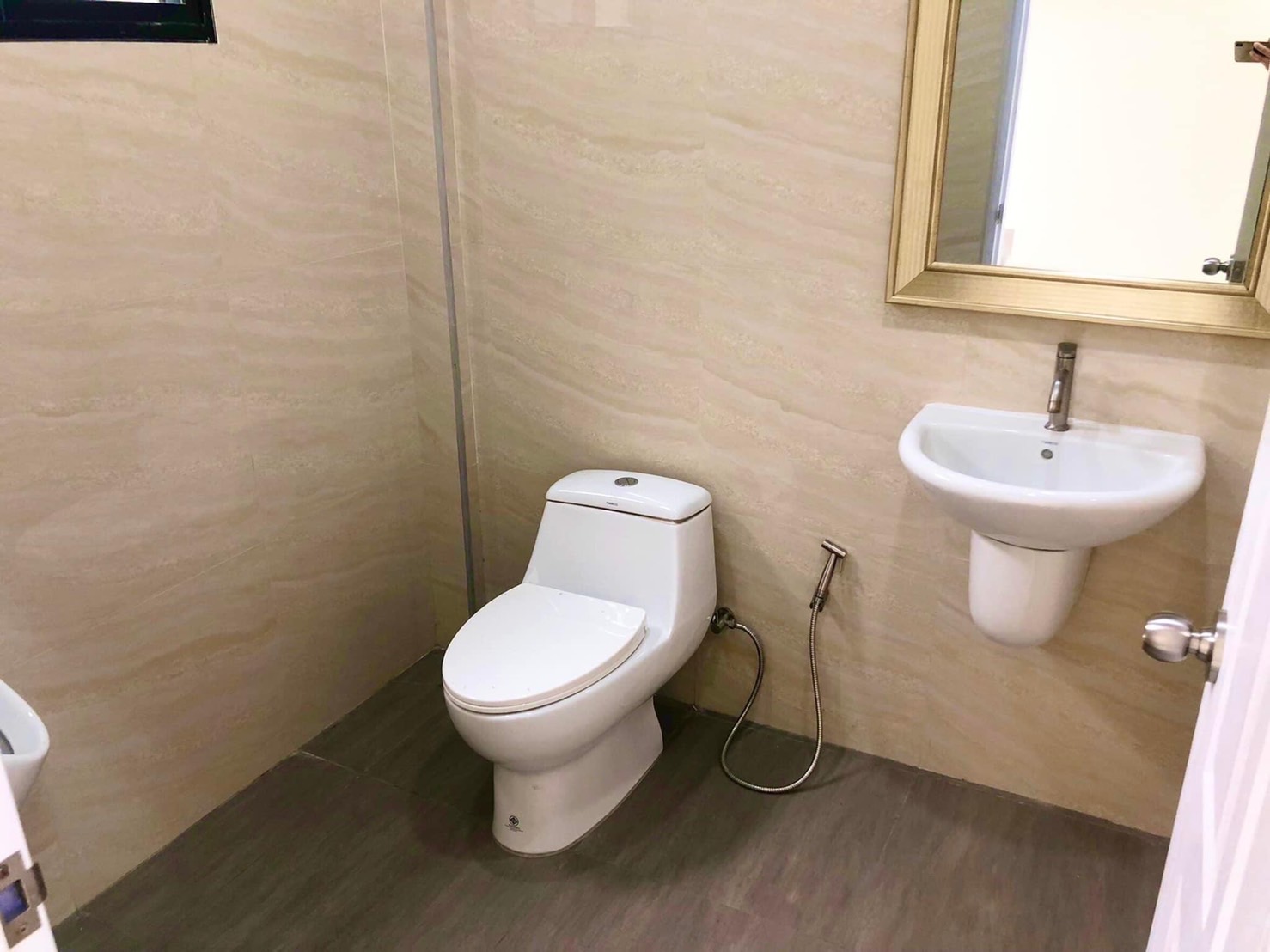 ให้เช่าอาคารพาณิชย์ ริมถนนเอกชัย ปากซอยเอกชัย109 (รหัสทรัพย์ B12615ห้อง4)