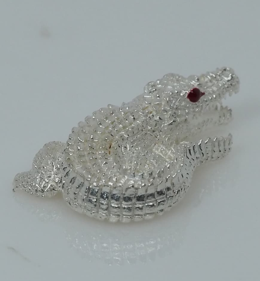 จระเข้เรียกทรัพย์ รุ่นเงินกองทองมา ขนาดเล็ก 2.5 ซม.เนื้อโลหะกะไหล่เงิน หลวงพ่อเงิน วัดบ้านอ้อ จ.นครราชสีมา