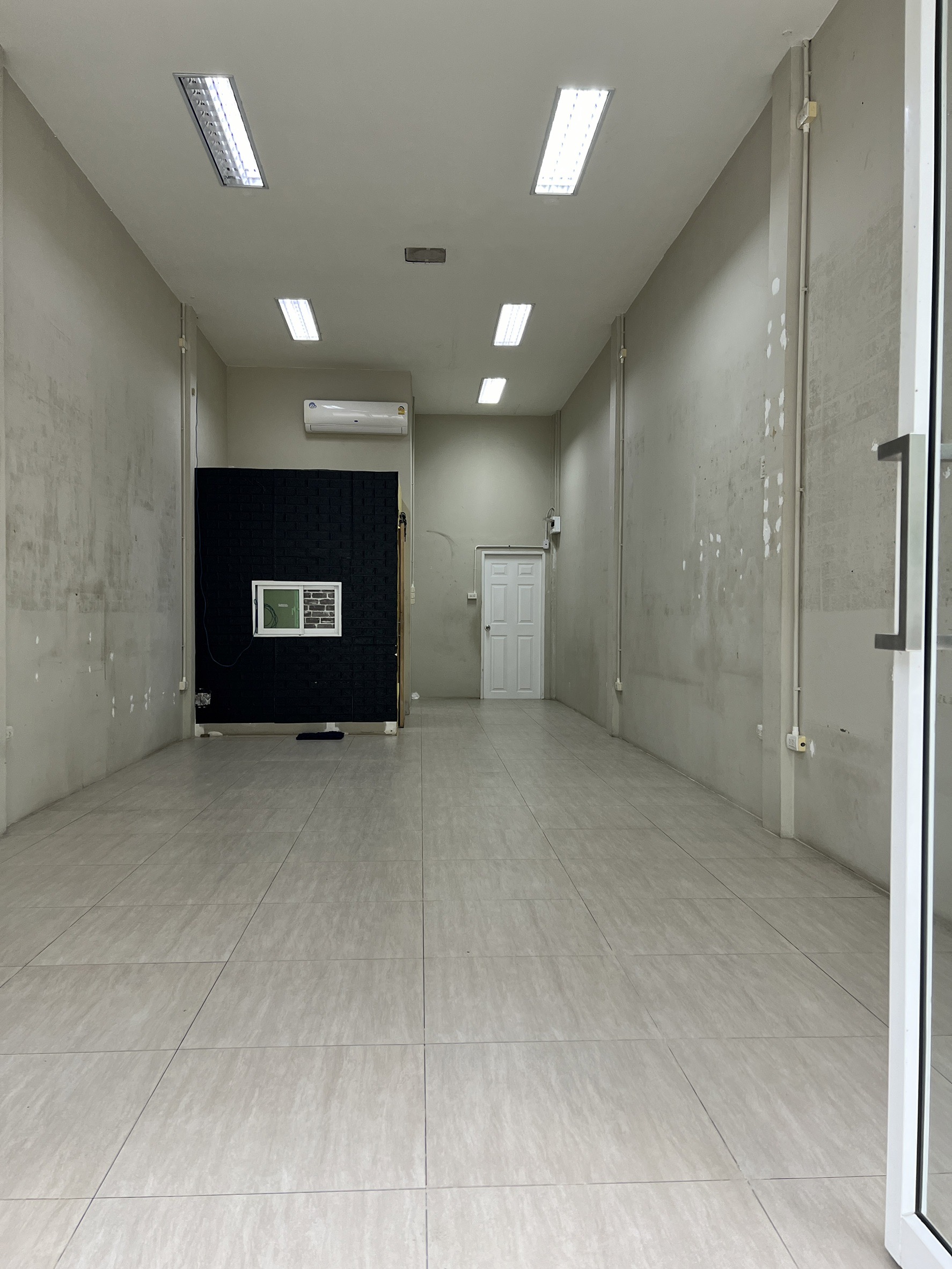 ให้เช่าอาคารพาณิชย์ ริมถนนเอกชัย ปากซอยเอกชัย109 (รหัสทรัพย์ B12615ห้อง2)