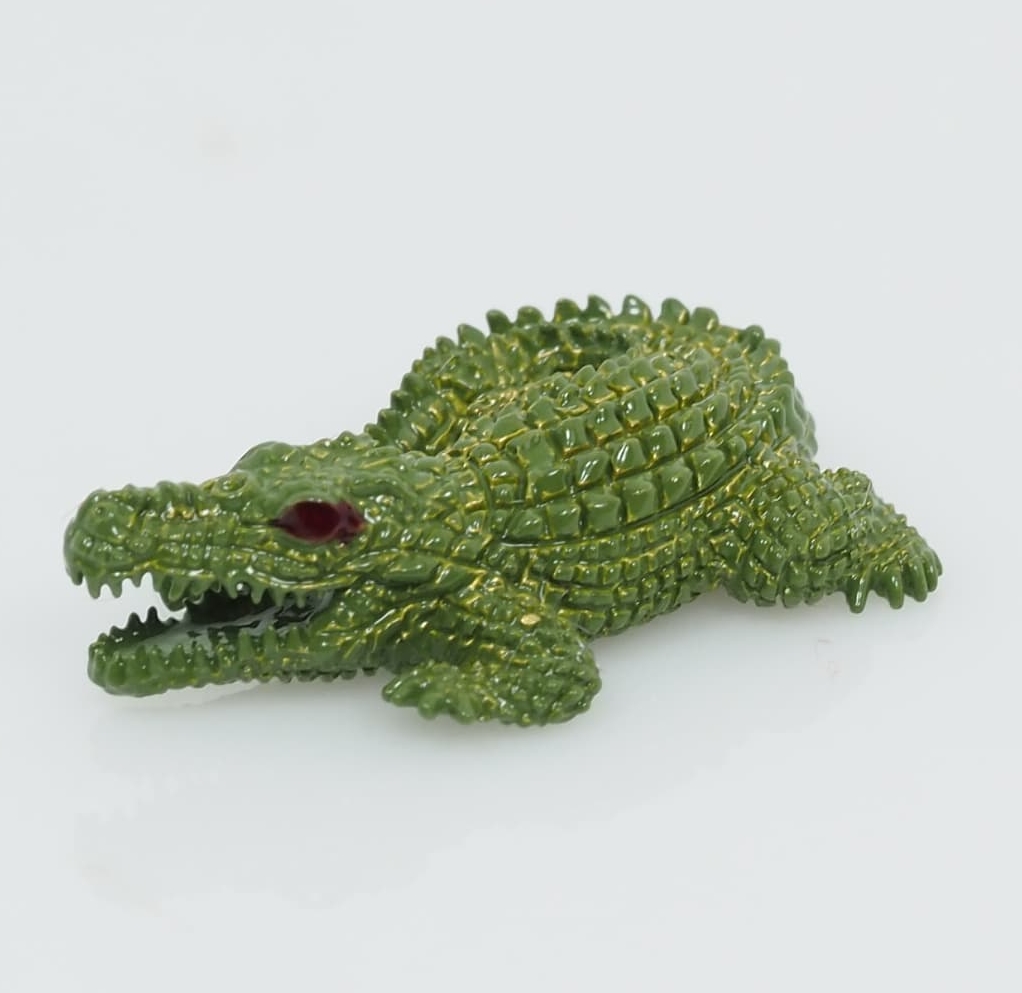 จระเข้เรียกทรัพย์ รุ่นเงินกองทองมา ขนาดเล็ก 2.5 ซม.เนื้อโลหะสีเขียวเหนี่ยวทรัพย์ หลวงพ่อเงิน วัดบ้านอ้อ จ.นครราชสีมา