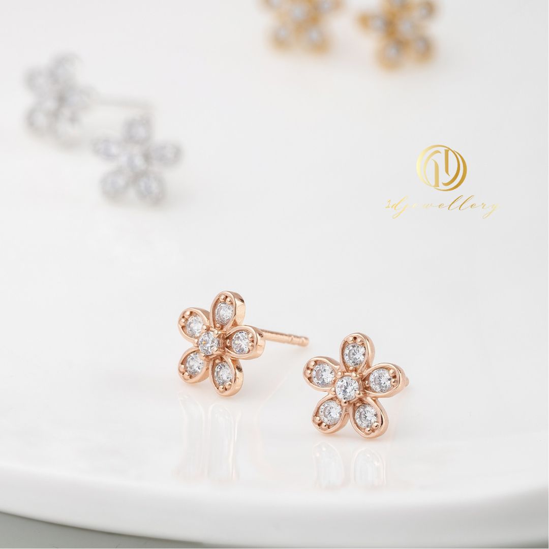 1D Jewellery ต่างหูเงินแท้ 925 ชุบโรเดียม ฝังเพชรสวิส(CZ) 🌸 Cute Flower Earring 🌸 ต่างหูดอกไม้เล็ก ส่งเสริมความมั่นใจ ความรัก ความบริสุทธิ์ และความงดงามที่คงอยู่ตลอดไป