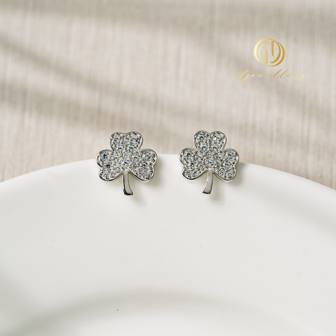 1D Jewellery ต่างหูเงินแท้ 925 ชุบโรเดียม ฝังเพชรสวิส(CZ) 🍀 ใบโคลเวอร์ (Clover Leaf) สัญลักษณ์แห่งความโชคดี ความหวัง (Hope) ความเชื่อมั่นและศรัทธา (Faith) ความรัก (Love) และความโชคดี (Luck) - CZ"