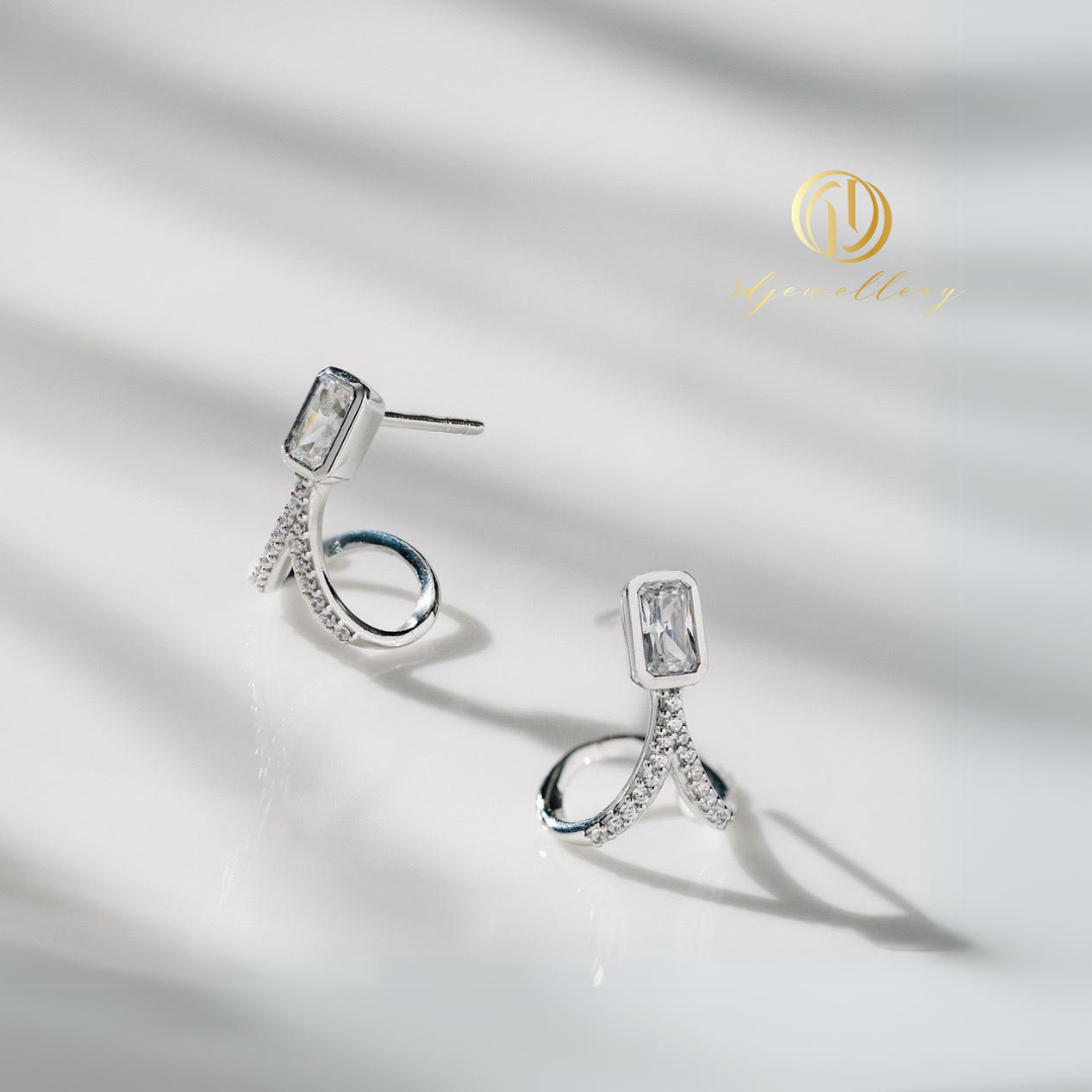 1D Jewellery ต่างหูเงินแท้ 925 ชุบโรเดียม ฝังเพชรสวิส(CZ) ✨ Twinkle Triangle Curve Earrings ✨ 💖 ทรงสามเหลี่ยมที่มีเส้นโค้งสื่อถึงความสมดุลในชีวิตและการเติบโต เปรียบเสมือนการก้าวไปข้างหน้าด้วยความมั่นใจและความสว่างที่ไม่มีวันจางหาย &#