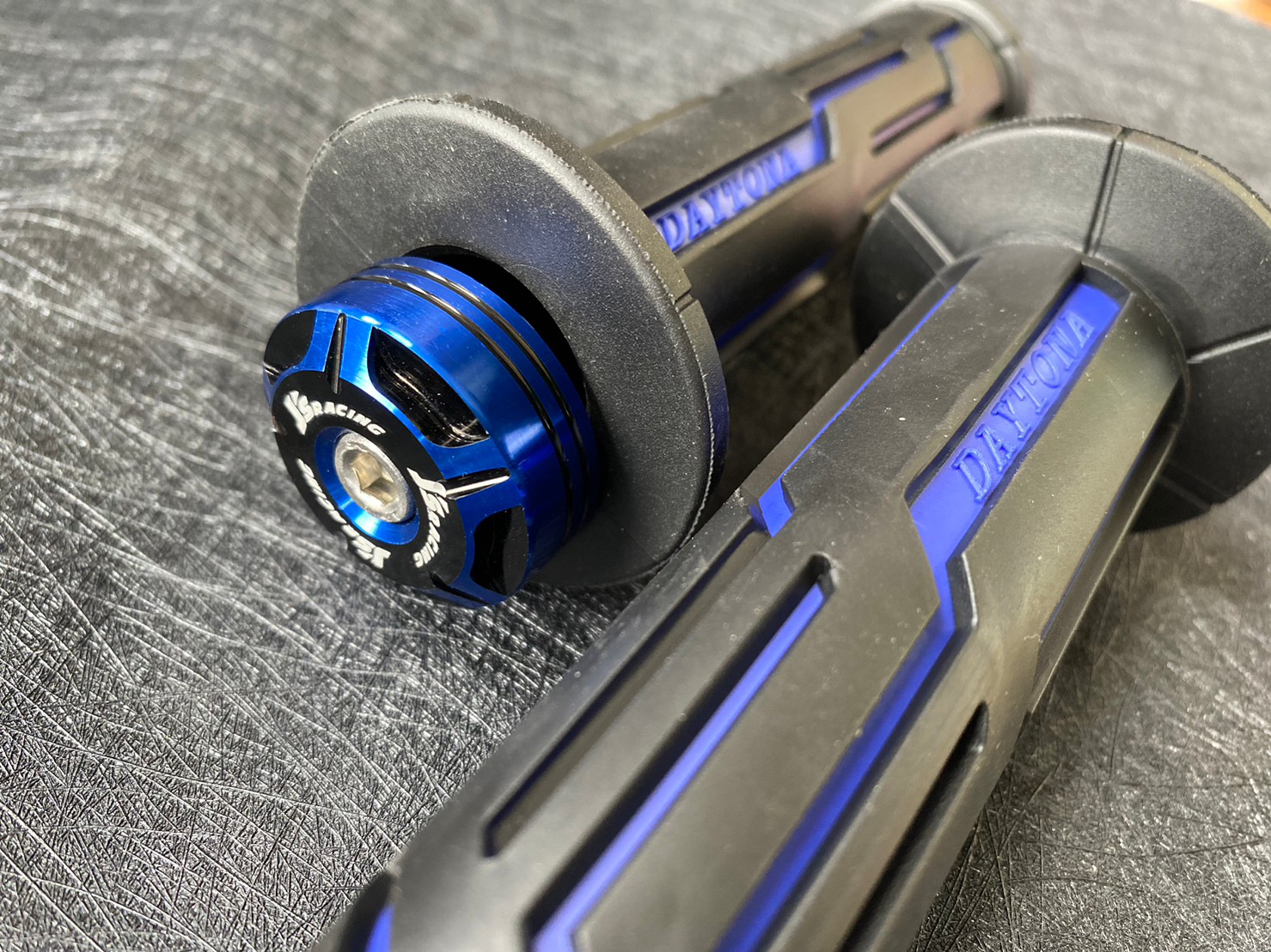 จัดโปร ราคาถูก !! ปลอกมือDaytona พร้อม อุดปลายแฮนด์ Js Racing มี 2 สีให้เลือก พร้อมส่ง น้ำเงิน,แดง งานคุณภาพ