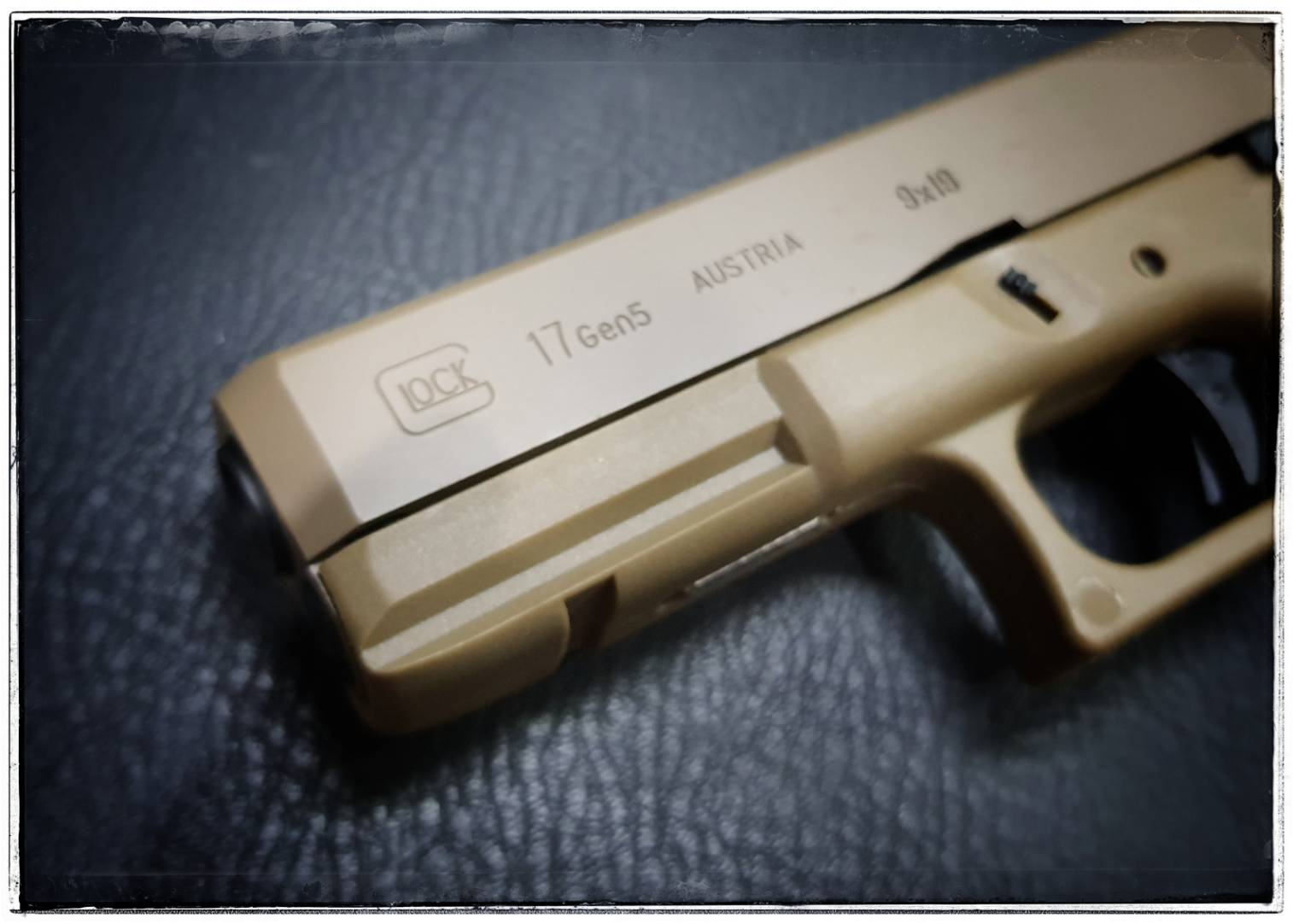 ปืนสั้นระบบแก๊สโบลว์แบล็ค รุ่น G17 GEN5 E&C สีทราย