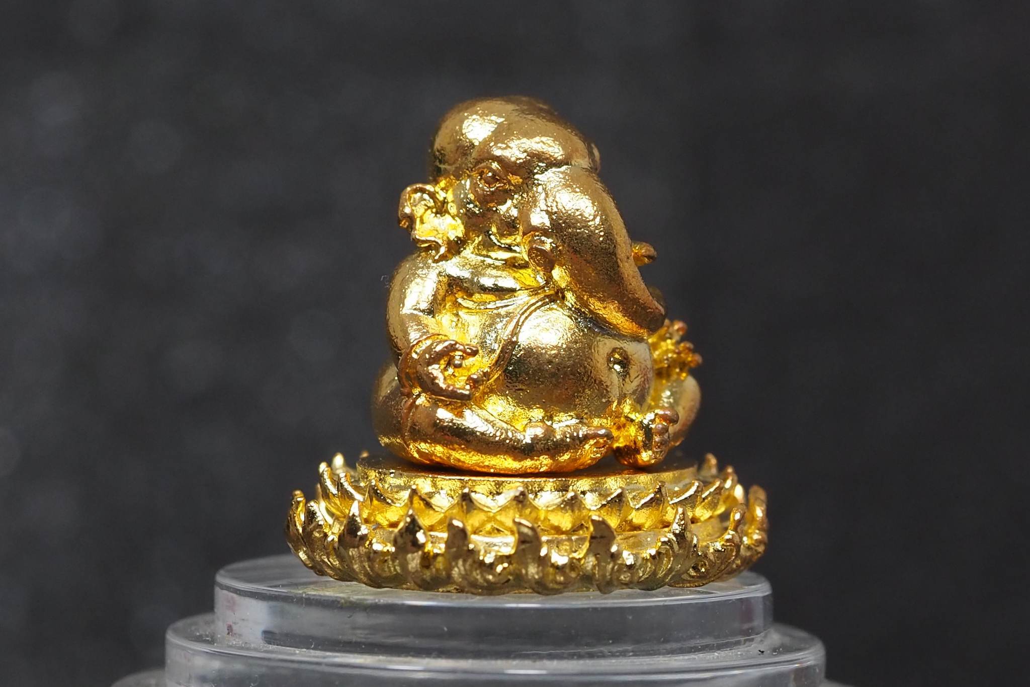 พระพิฆเนศประทับบนฐานบัว รุ่นสร้างโบสถ์ เนื้อโลหะชุบทอง