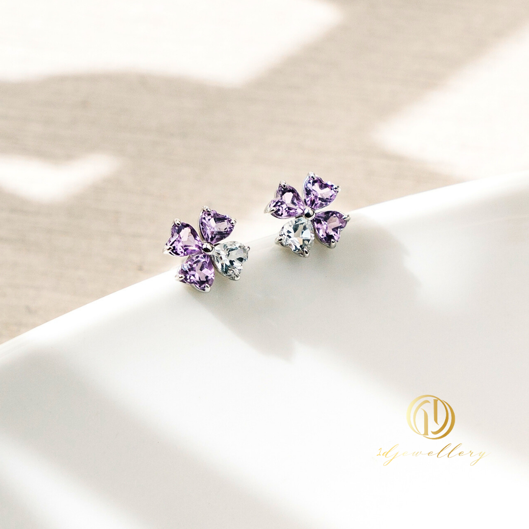 1D Jewellery ต่างหูเงินแท้ 925 ชุบโรเดียม 💜✨ ดีไซน์ดอกไม้ ฝัง Amethyst & White Topaz ✨💜 Amethyst – เสริมสมาธิ ปกป้องพลังลบ และนำโชคดี 🤍 White Topaz – เสริมพลังด้านบวก เพิ่มเสน่ห์และความสำเร็จ