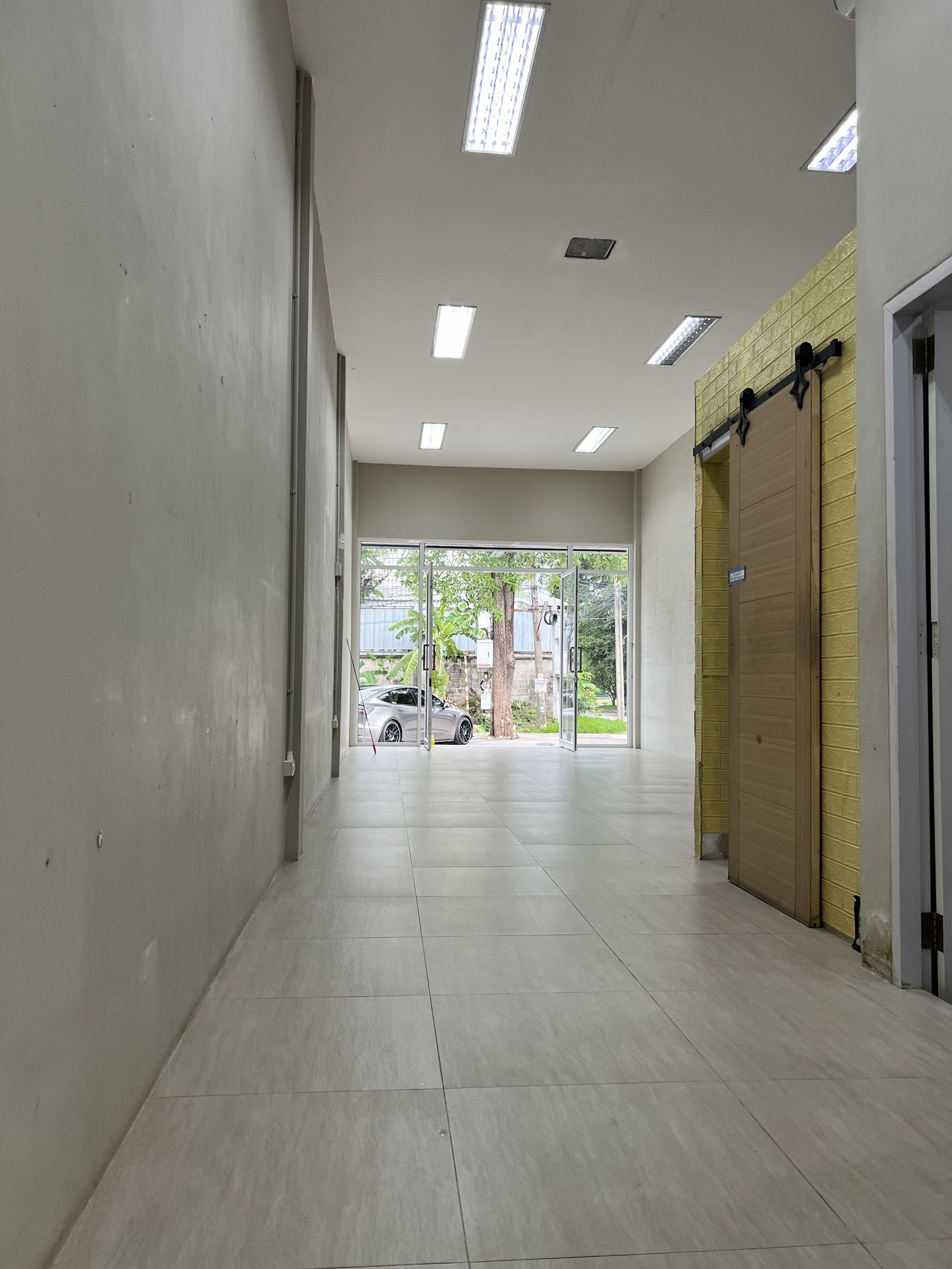 ให้เช่าอาคารพาณิชย์ ริมถนนเอกชัย ปากซอยเอกชัย109 (รหัสทรัพย์ B12615ห้อง2)