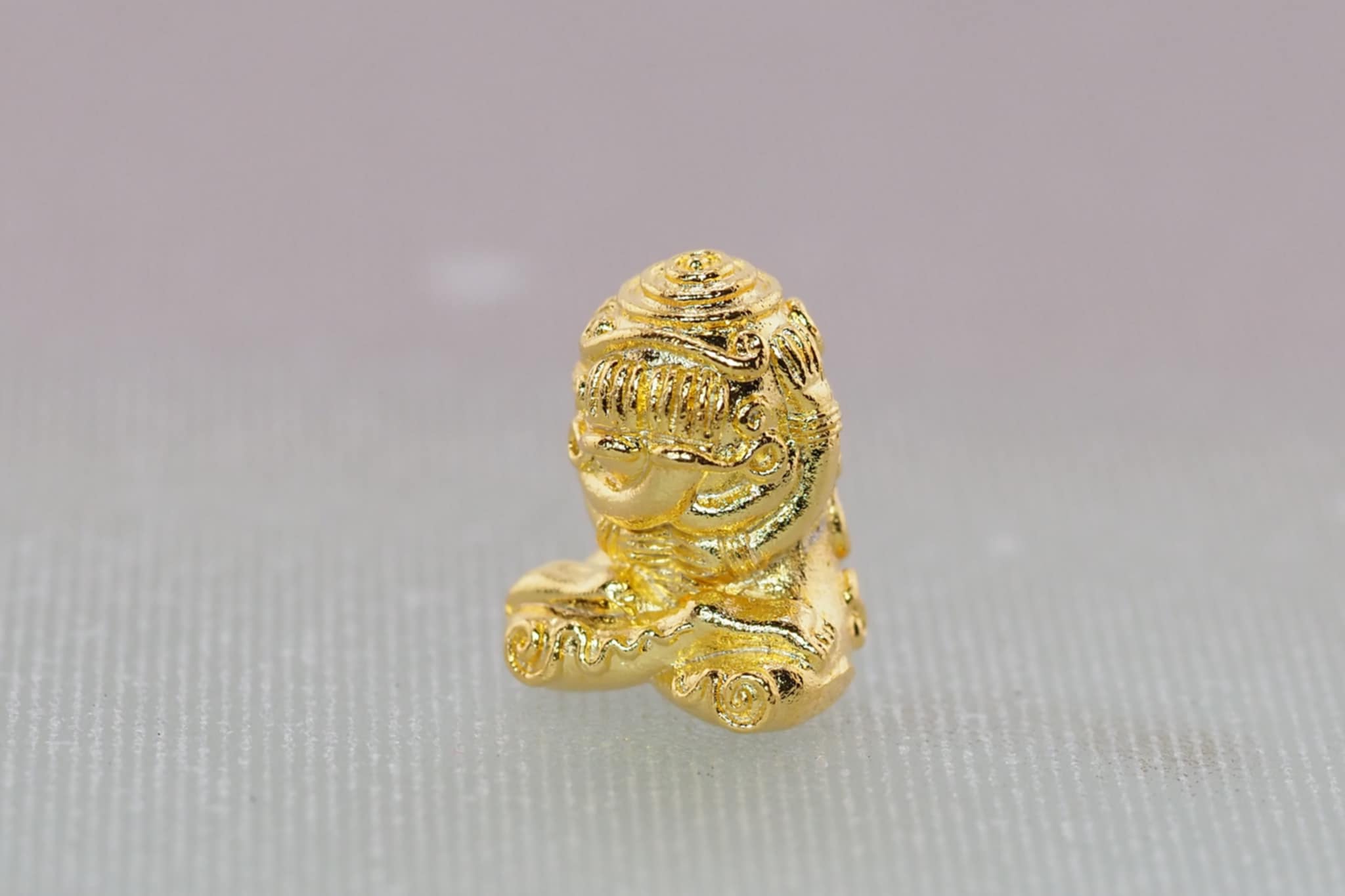 พระปิดตาอุตตโม สุนันโท เนื้อโลหะชุบทอง หน้าตักกว้าง 1.2 ซม.สูง 2 ซม.หลวงพ่อสนั่น สุนันโท วัดกลางราชครูธาราม จ.อ่างทอง