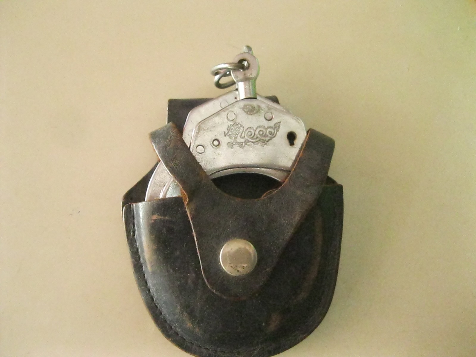 กุญแจมือพร้อมชองหนังเก่า (4011)