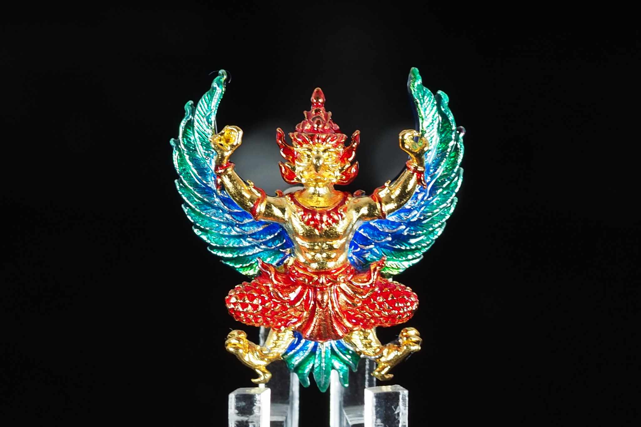 พญาครุฑ มหาสิทธิโชค (รุ่นแรก) วัดศาลเจ้า จ.ปทุมธานี เนื้อโลหะชุบทอง กายทอง-ปีกเขียวเหลือบฟ้า-ผ้านุ่งสีแดง