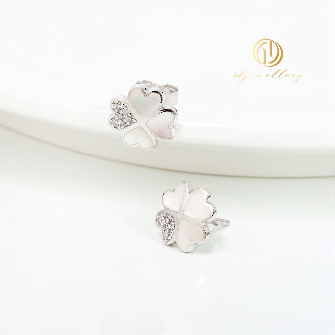 1D Jewellery ต่างหูเงินแท้ 925 ชุบโรเดียม ฝังเพชรสวิส(CZ) - Pearl 🍀 ใบโคลเวอร์ (Clover Leaf) สัญลักษณ์แห่งความโชคดี ความหวัง (Hope) ความเชื่อมั่นและศรัทธา (Faith) ความรัก (Love) และความโชคดี (Luck)