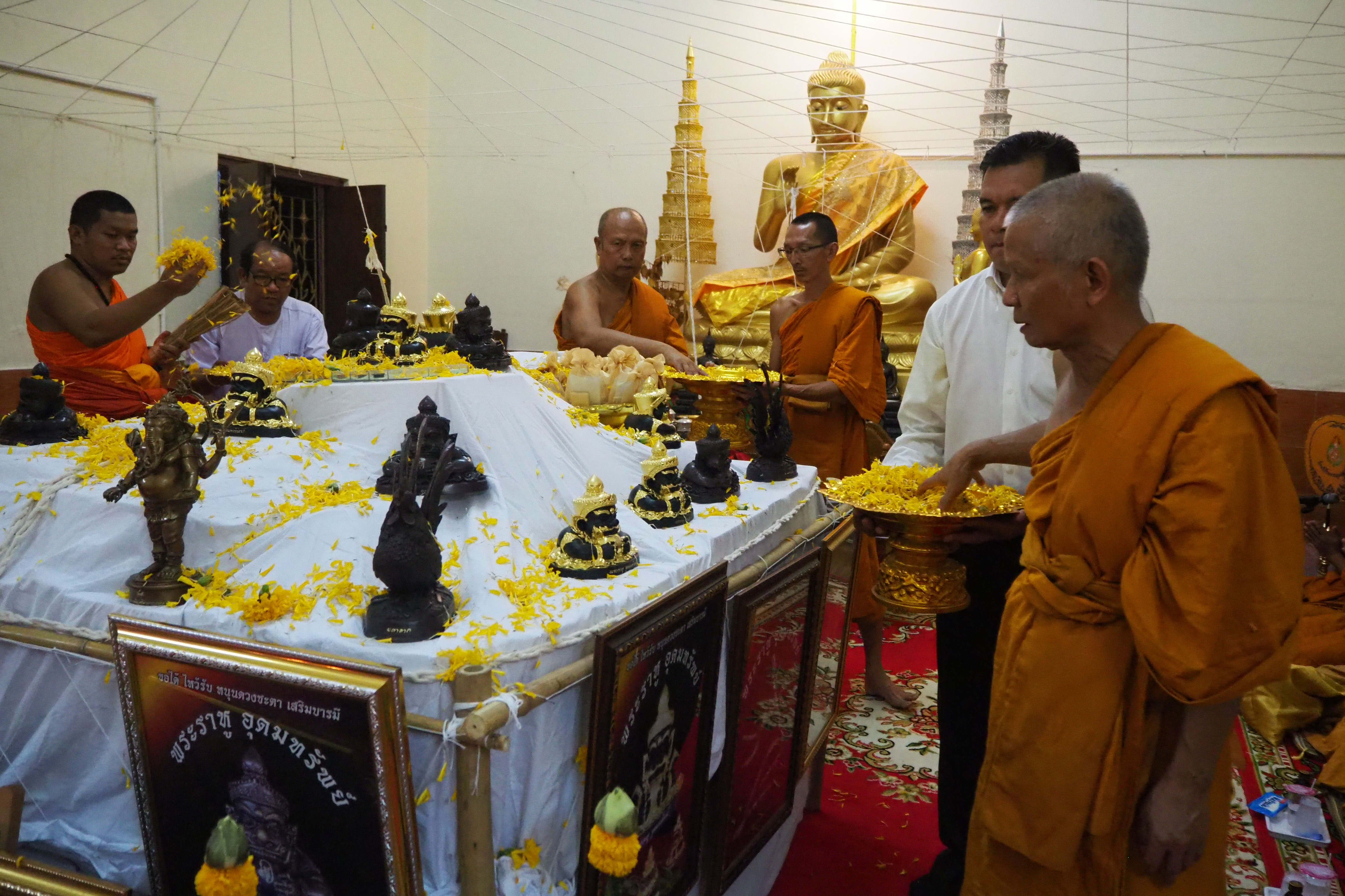 เหรียญรุ่นแรก พระอุปัชฌาย์เงิน วัดบ้านอ้อ จ.นครราชสีมา เนื้อทองระฆังลงยาสีเขียว