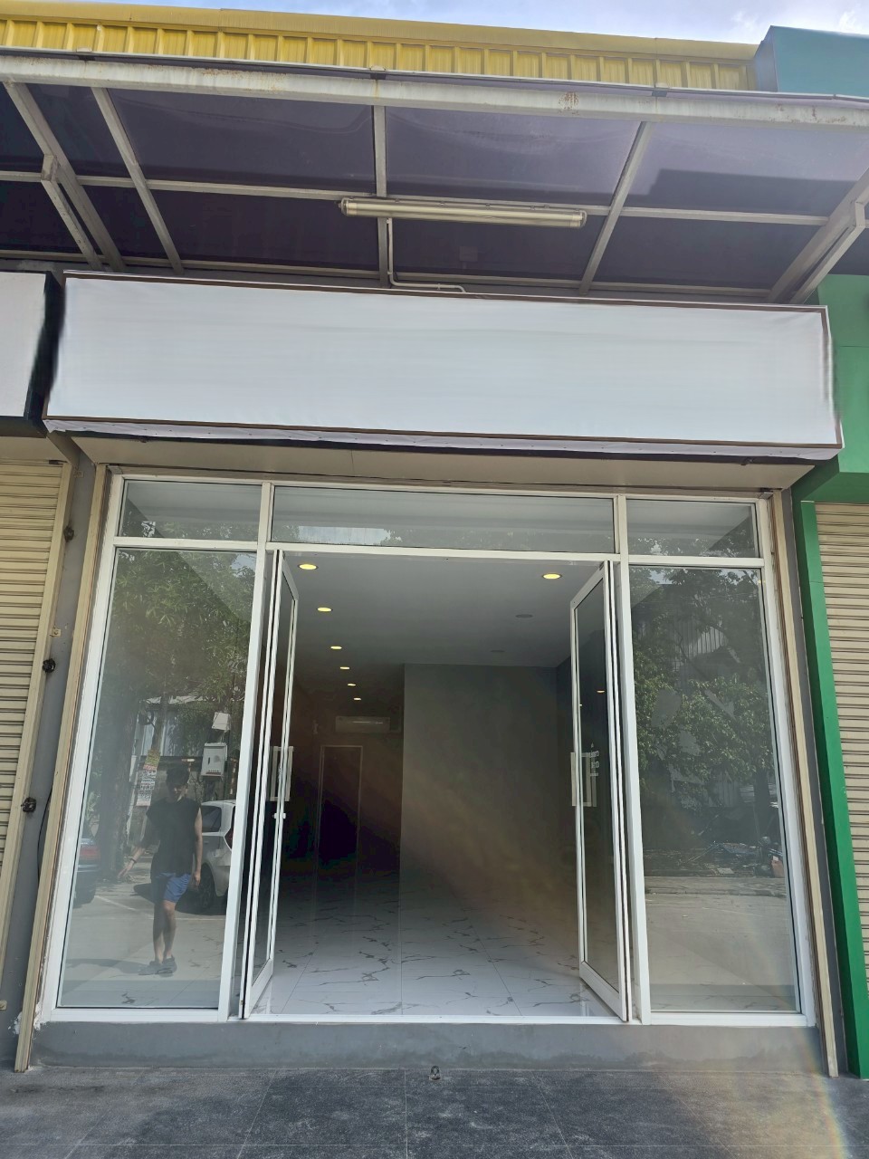 ให้เช่าอาคารพาณิชย์ ริมถนนเอกชัย ปากซอยเอกชัย109 (รหัสทรัพย์ B12615ห้อง3)