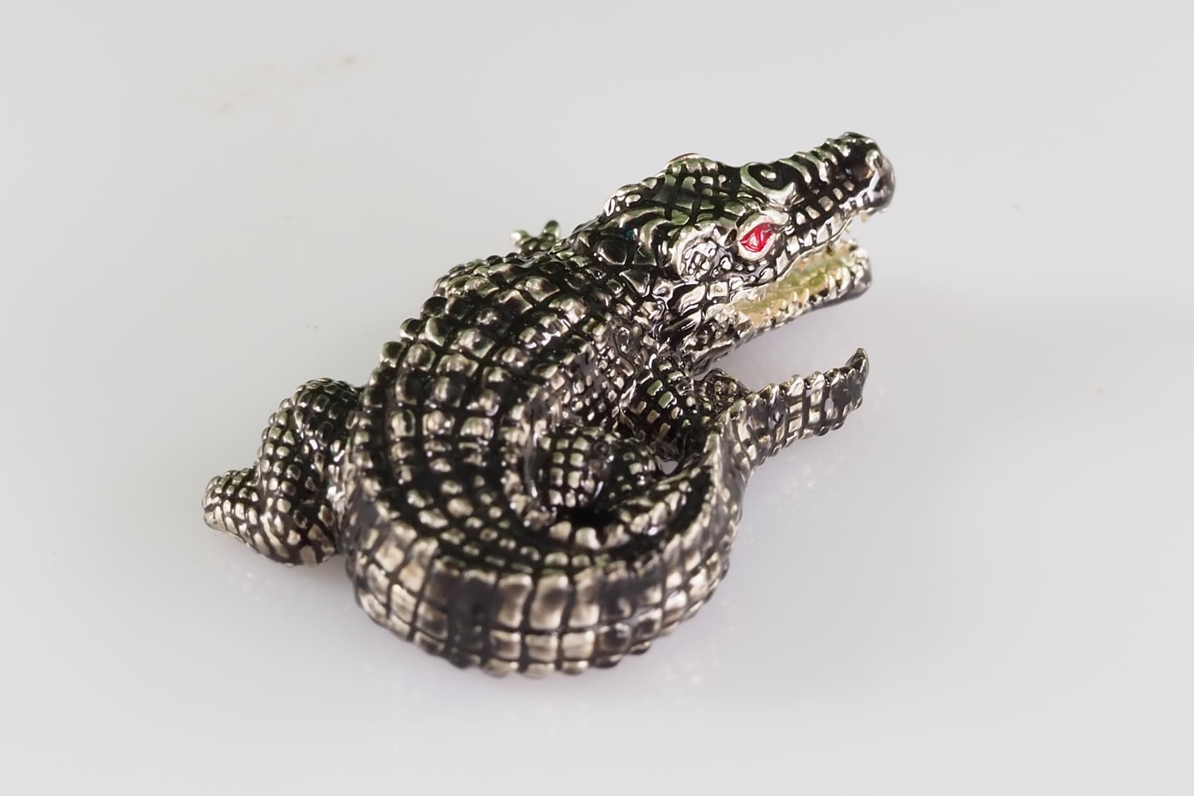 จระเข้เรียกทรัพย์ รุ่นเงินกองทองมา ขนาดเล็ก 2.5 ซม.เนื้อโลหะกะไหล่เงิน ลงยาสีเทาลายดำ หลวงพ่อเงิน วัดบ้านอ้อ จ.นครราชสีมา
