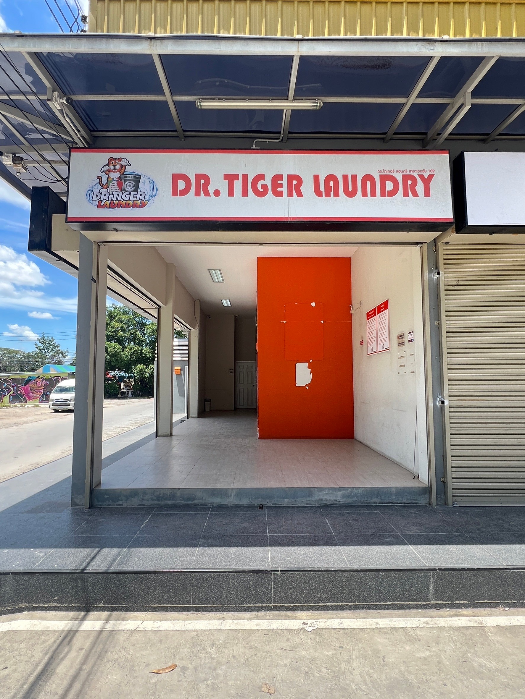 ให้เช่าอาคารพาณิชย์ ริมถนนเอกชัย ปากซอยเอกชัย109 (รหัสทรัพย์ B12615ห้อง1)