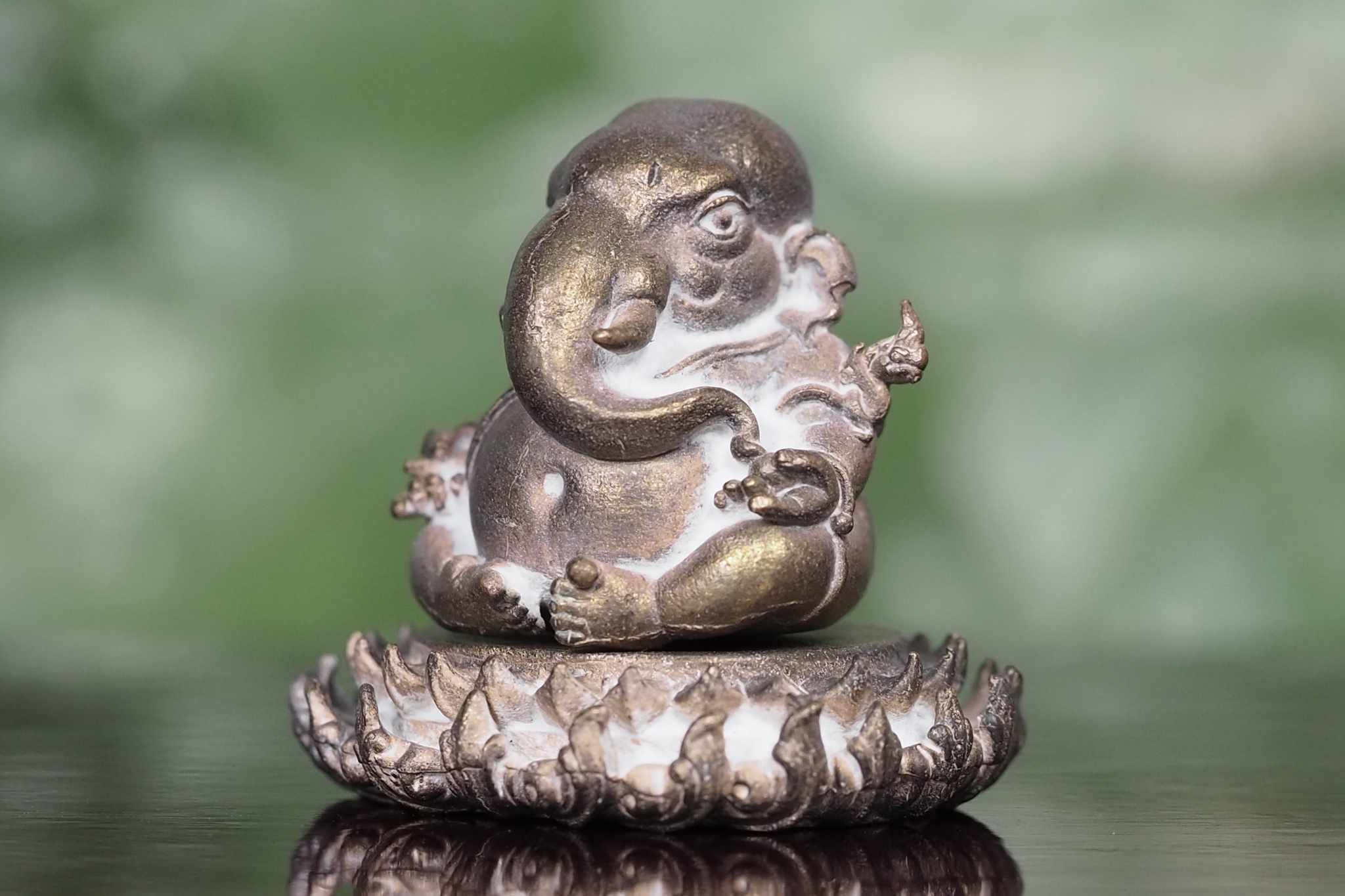 พระพิฆเนศประทับบนฐานบัว รุ่นสร้างโบสถ์ เนื้อสำริดโบราณ(ตอกโค๊ดนำฤกษ์)