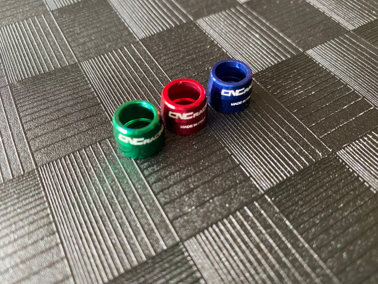 ครอบไล่ลม CNC มี 3 สี ฝาครอบยางไล่ลมเบรค CNC เกรดดี ฝาครอบไล่ลมอลูมิเนียมแต่ง CNC ใส่ได้ทุกรุ่น ทั้งปั้มบนและปั้มล่าง ใส่กับปั้มBrembo