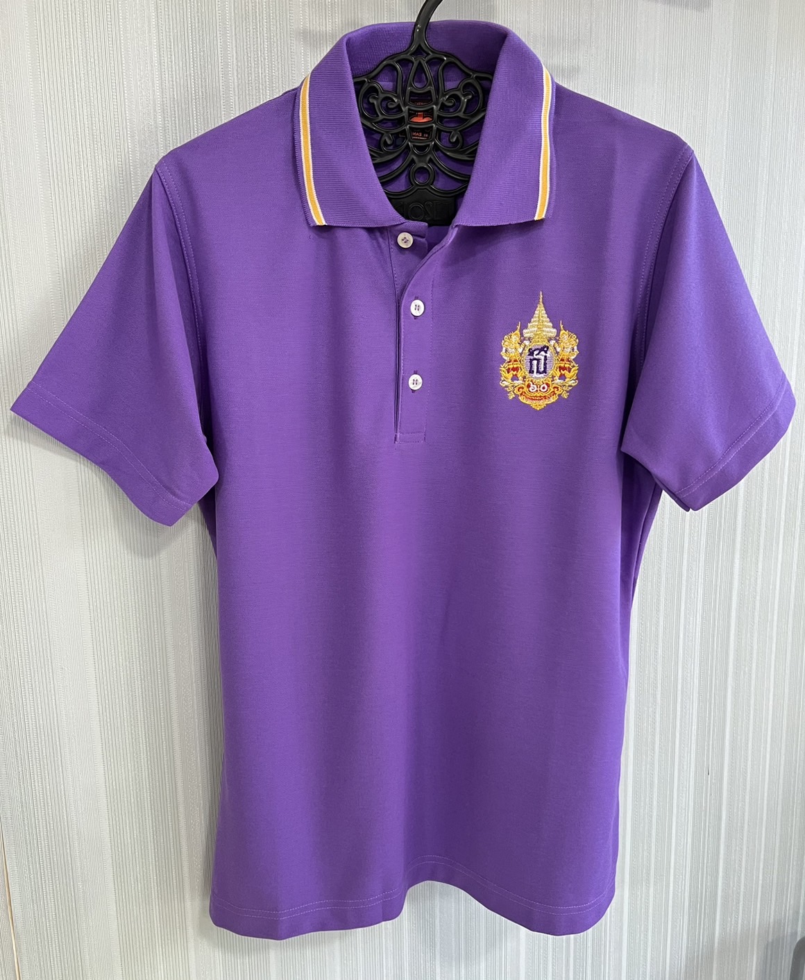 Polo Shirt TC Micro สีม่วง ปกสีม่วงริ้วทอง ตราสัญลักษณ์ ๖๐ พรรษา สมเด็จพระกนิษฐาธิราชเจ้า กรมสมเด็จพระเทพรัตนราชสุดาฯ สยามบรมราชกุมารี สำเนา