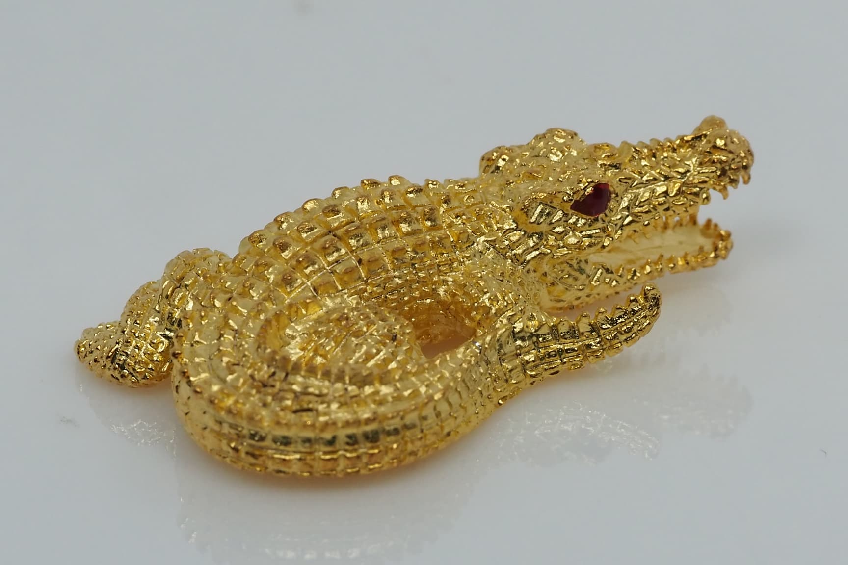 จระเข้เรียกทรัพย์ รุ่นเงินกองทองมา ขนาดใหญ่ 4 ซม.เนื้อโลหะกะไหล่ทอง หลวงพ่อเงิน วัดบ้านอ้อ จ.นครราชสีมา