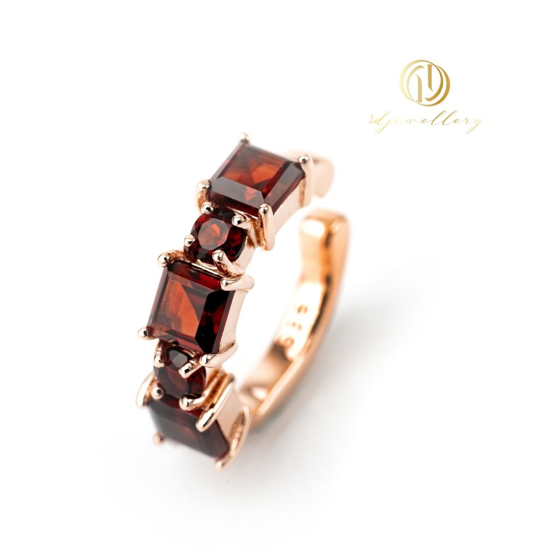 1D Jewellery ต่างหูเงินแท้ 925 ชุบโรเดียม ต่างหูแบบหนีบคล้องหู 🌺 Garnet Radiance Ear Cuff (Square & Circle) เป็นสัญลักษณ์แห่งความรักและพลังชีวิต ช่วยเสริมความมั่นใจและความกล้าหาญในการเผชิญหน้ากับทุกโอกาส