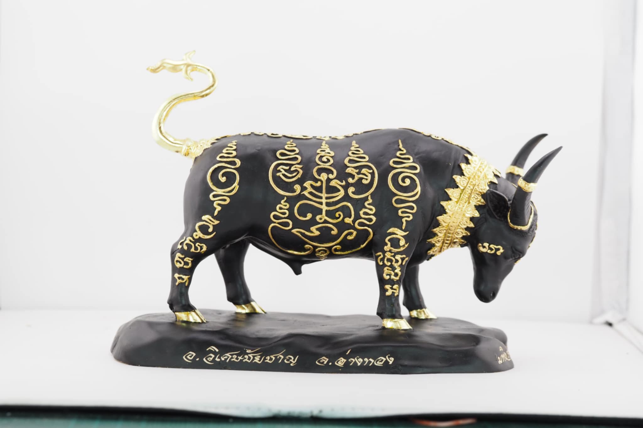 พละกำลังแห่งโภคทรัพย์ มหิงสาโภคทรัพย์ ขนาดบูชา เนื้อโลหะสีดำนิลกาฬ งานหล่อแบบโบราณยันต์นูน(ยันต์เส้นขนมจีน)