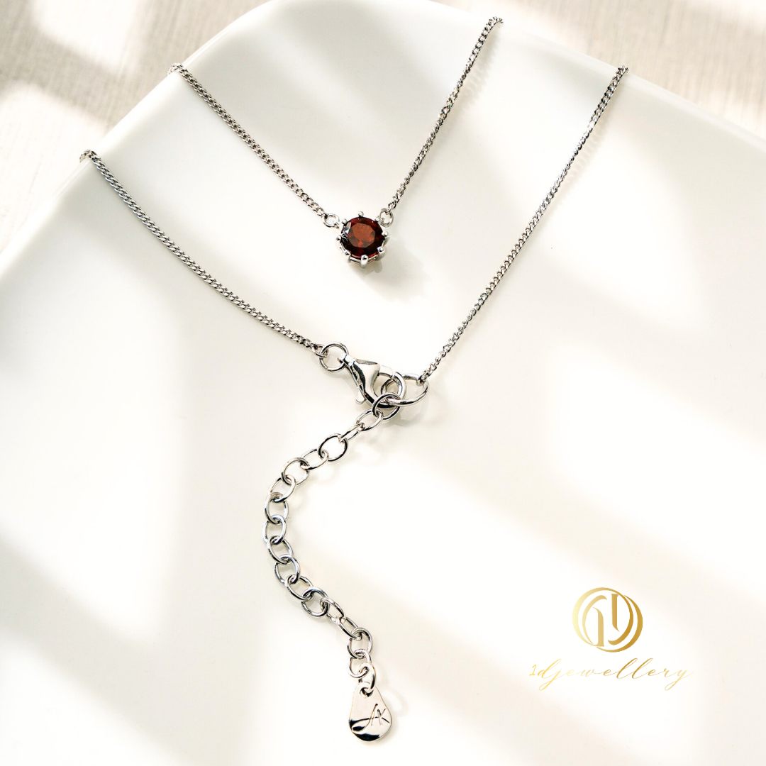 1D Jewellery สร้อยคอเงินแท้ 925 ชุบโรเดียม ❤️ Garnet – พลอยแห่งพลังใจและความรัก ❤️ ความมั่นใจ ปกป้องจากพลังงานลบ และนำพาความรักที่มั่นคง