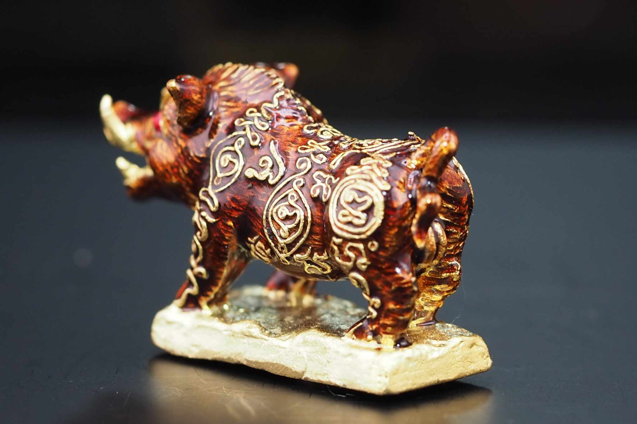 พญาวราหะ ราชาโชค ขนาดพกพา พิธีเสาร์๕ ปีมะโรง เนื้อทองระฆังลงยาสีน้ำตาล อุดมวลสารฝังตะกรุดเงินแท้ 2 ดอก