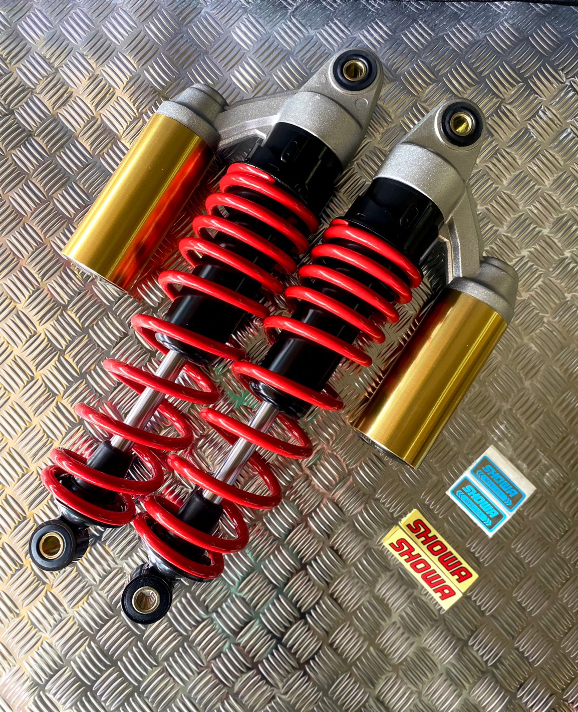 โช๊ค Showa โช๊คโชว่า T3 Tech3 สะตัทเหล็ก สปริงดำ / สปริงแดง ไส้ดำ (ป๋องทอง) งาน 50A ยาว 330 mm. รุ่น Wave,Dream แก๊สแท้ งานไทย ประกัน 3 เดือน โช้ค โช้คเวฟ