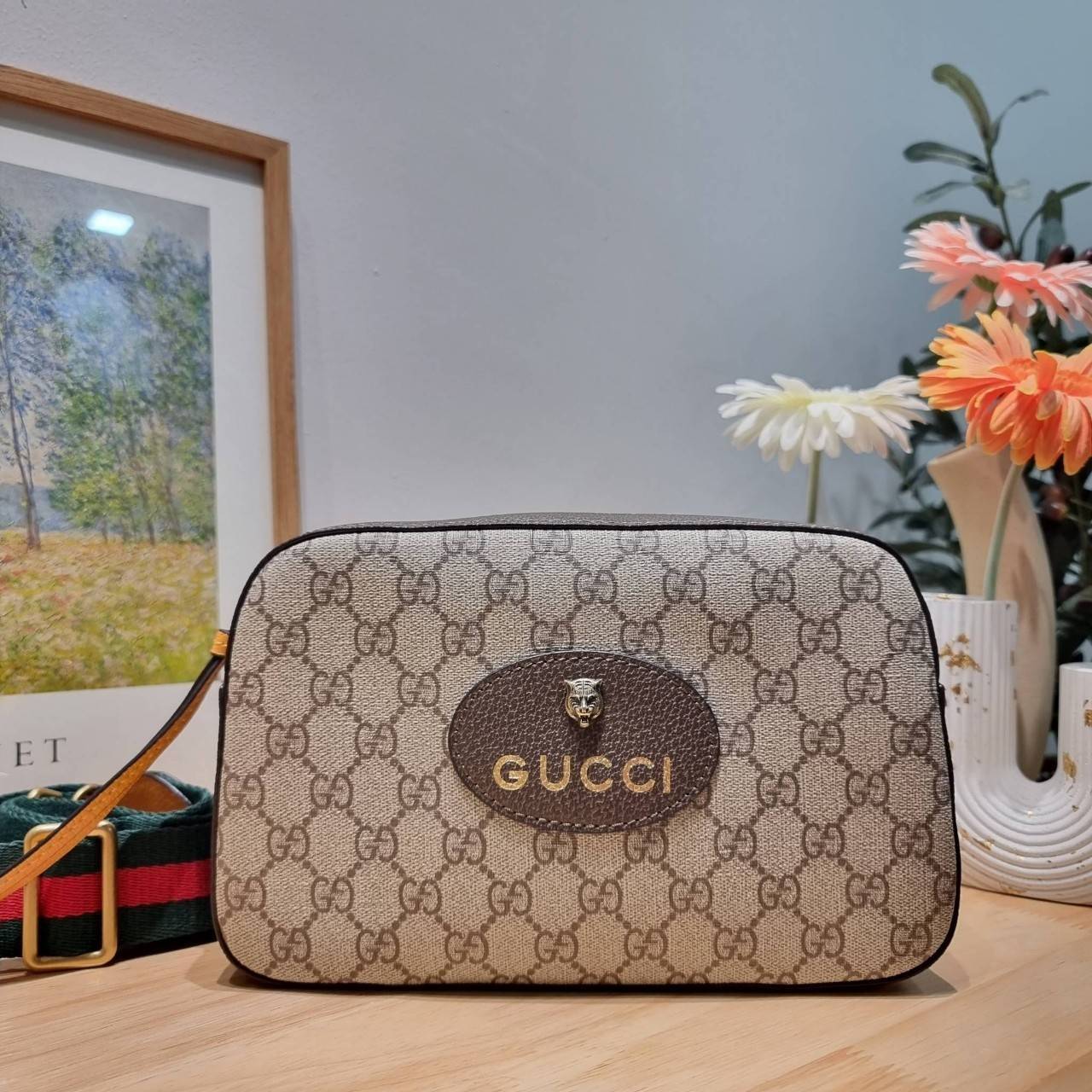 Gucci กระเป๋าสะพายไฮโซเท่ห์ ๆ เก๋ ๆ แนวสปอร์ต แบรนด์เนมกุชชี่พรีเมี่ยมกิ๊ฟหนังแท้สีน้ำตาลครีมสายสีแดงเขียวขนาด 9.5 นิ้ว GG neo vintage crossbody bag น้ำตาลครีม