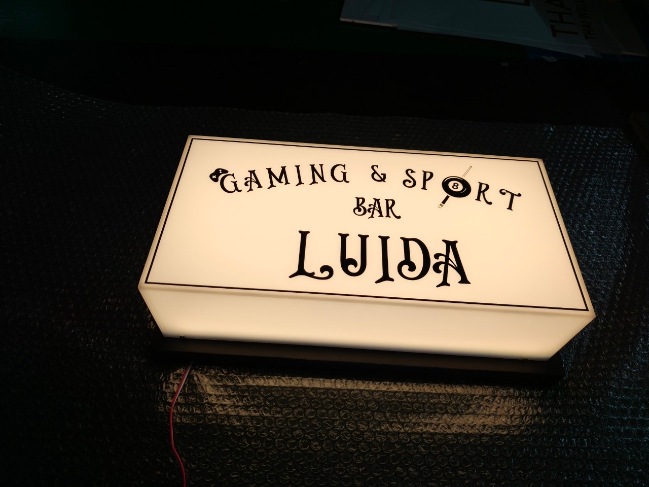 ป้ายกล่องไฟอะคริลิค ไฟออกรอบตัว Luida