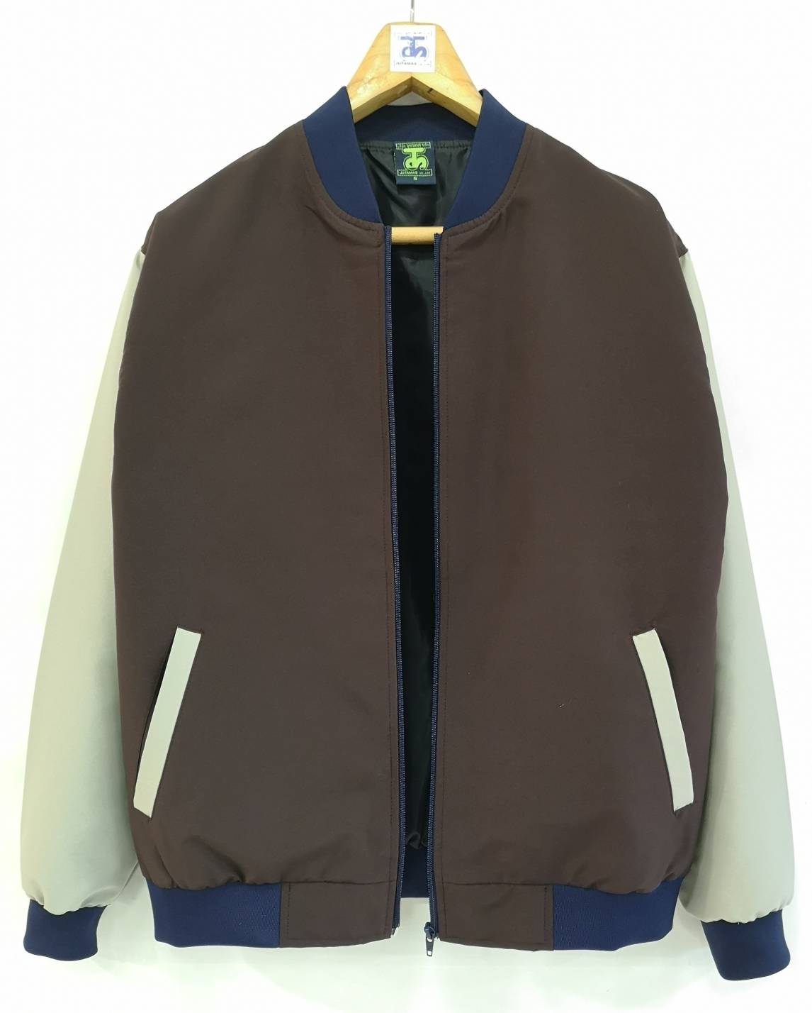 Baseball Jacket 6405 เสื้อแจ็คเก็ตสีน้ำตาลแขนสีเทาสไตล์เบสบอล