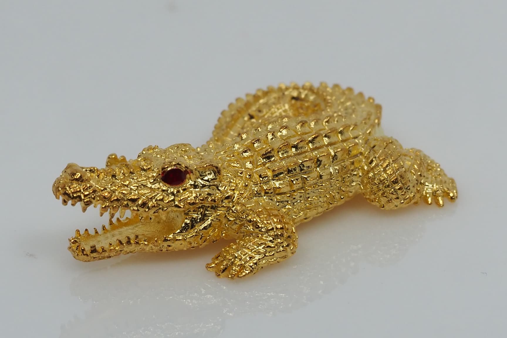 จระเข้เรียกทรัพย์ รุ่นเงินกองทองมา ขนาดใหญ่ 4 ซม.เนื้อโลหะกะไหล่ทอง หลวงพ่อเงิน วัดบ้านอ้อ จ.นครราชสีมา