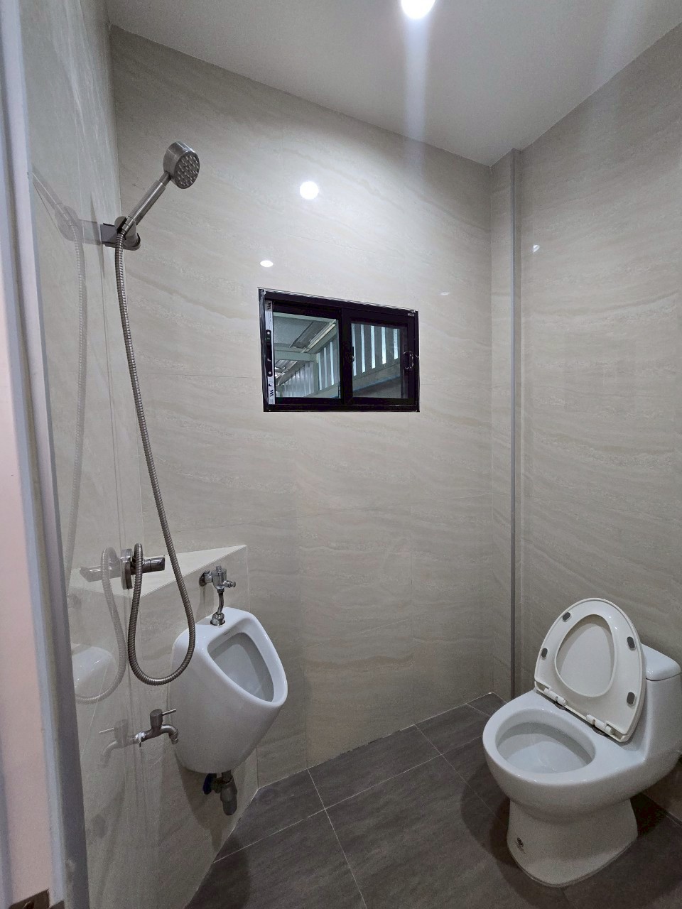 ให้เช่าอาคารพาณิชย์ ริมถนนเอกชัย ปากซอยเอกชัย109 (รหัสทรัพย์ B12615ห้อง3)