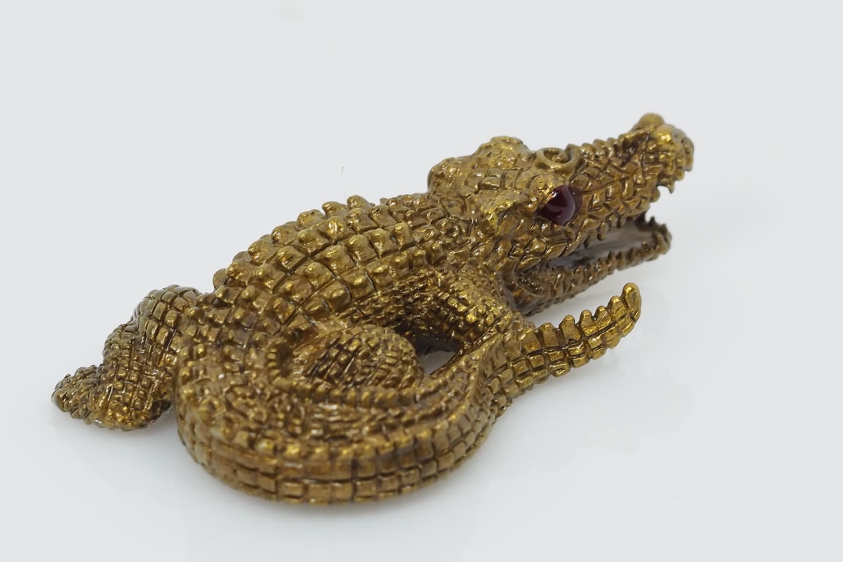 จระเข้เรียกทรัพย์ รุ่นเงินกองทองมา ขนาดใหญ่ 4 ซม.เนื้อทองระฆังซาติน หลวงพ่อเงิน วัดบ้านอ้อ จ.นครราชสีมา