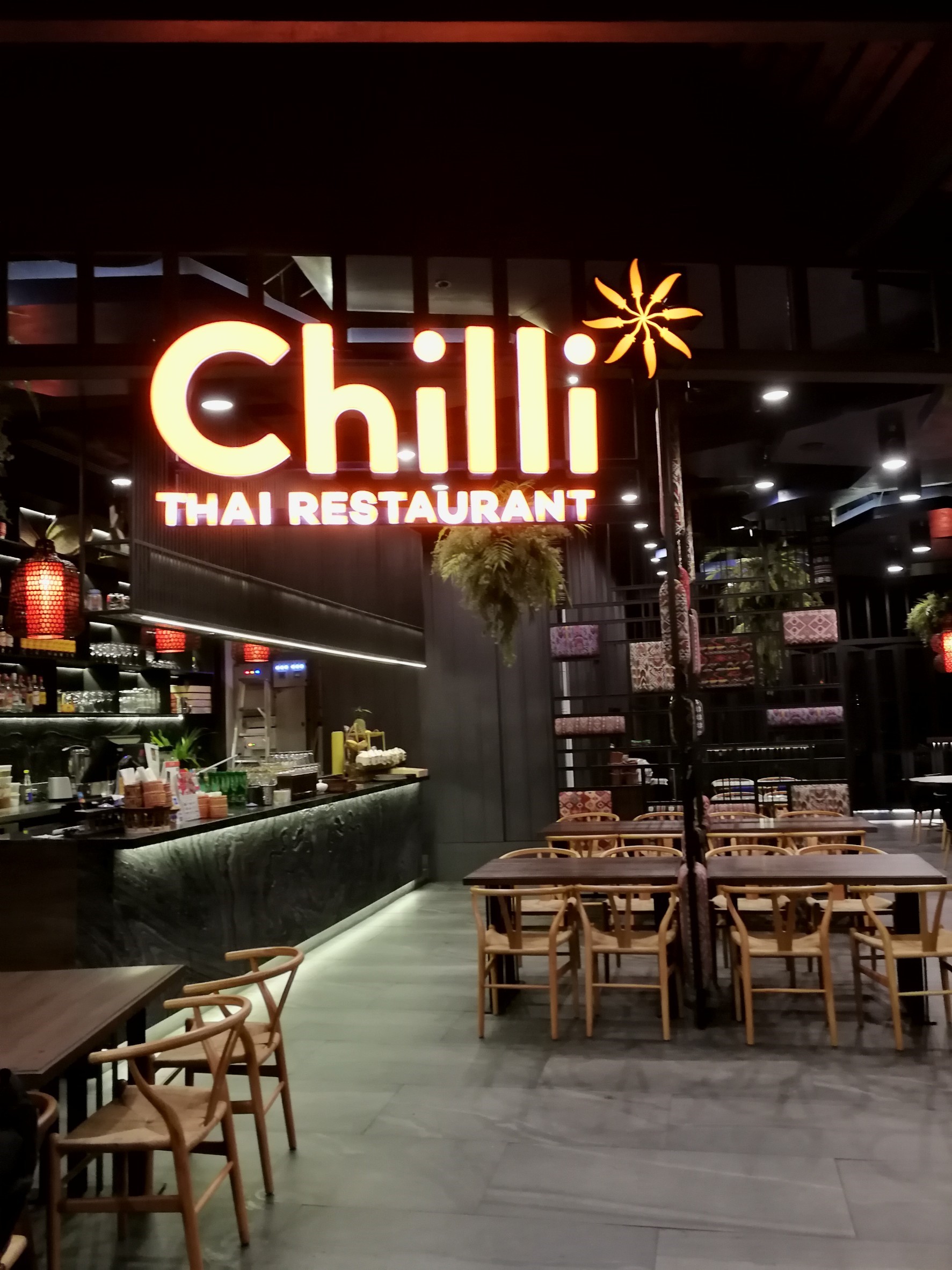 ป้ายอักษรไฟled ออกหน้าไม่มีคิว ติดสติ๊กเกอร์ ติดบนพื้นโลหะสีดำด้าน - ร้านอาหาร #Chilli ติดตั้งป้ายเซ็นทรัลภูเก็ต